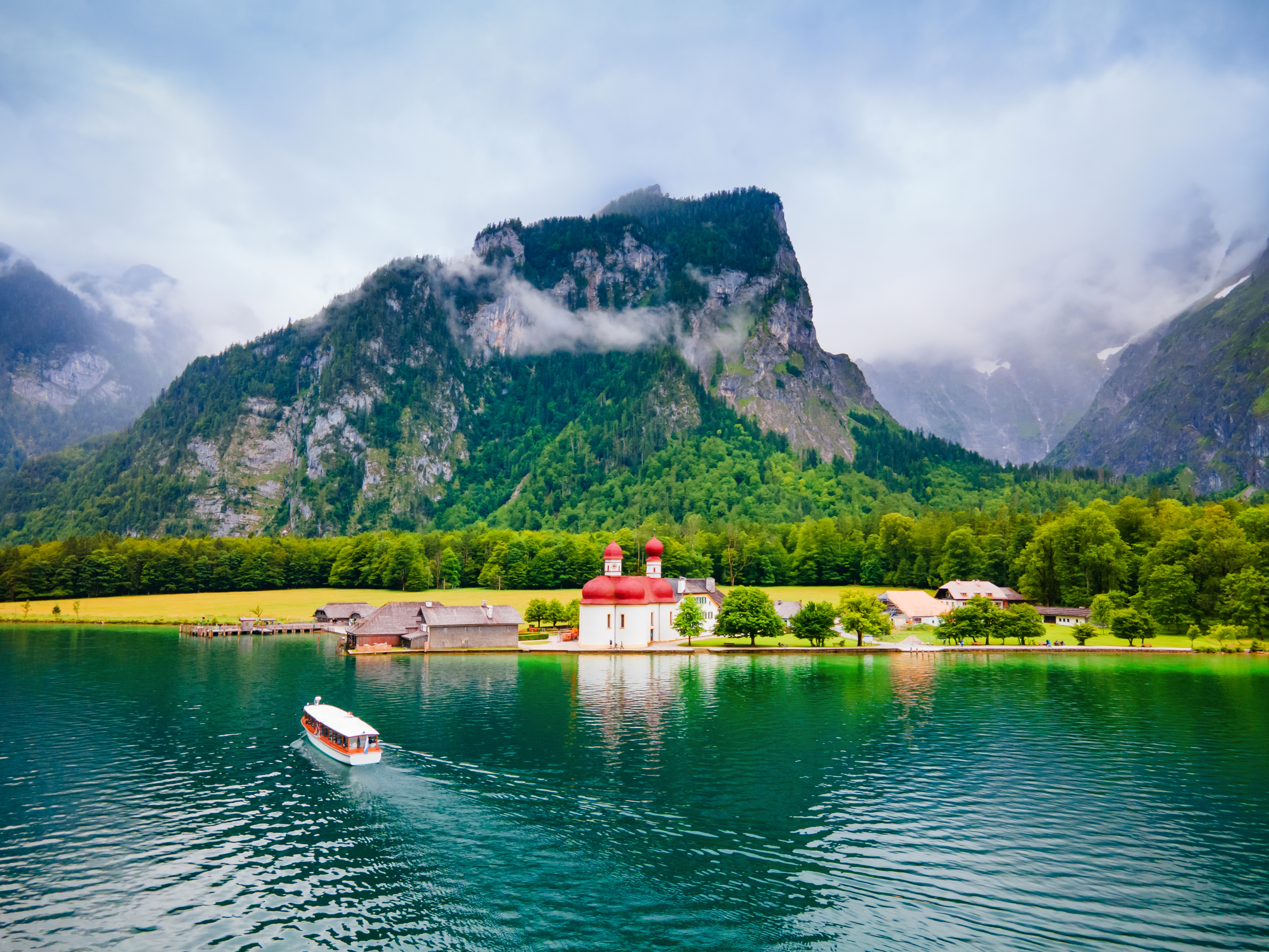 Bådsejlads på Königssee med Sankt Bartholomæ kapel og spektakulære bjergformationer