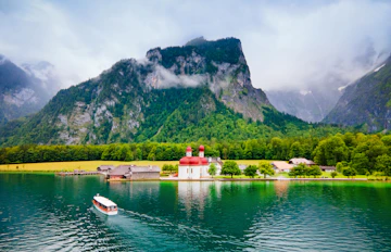 Bådsejlads på Königssee med Sankt Bartholomæ kapel og spektakulære bjergformationer