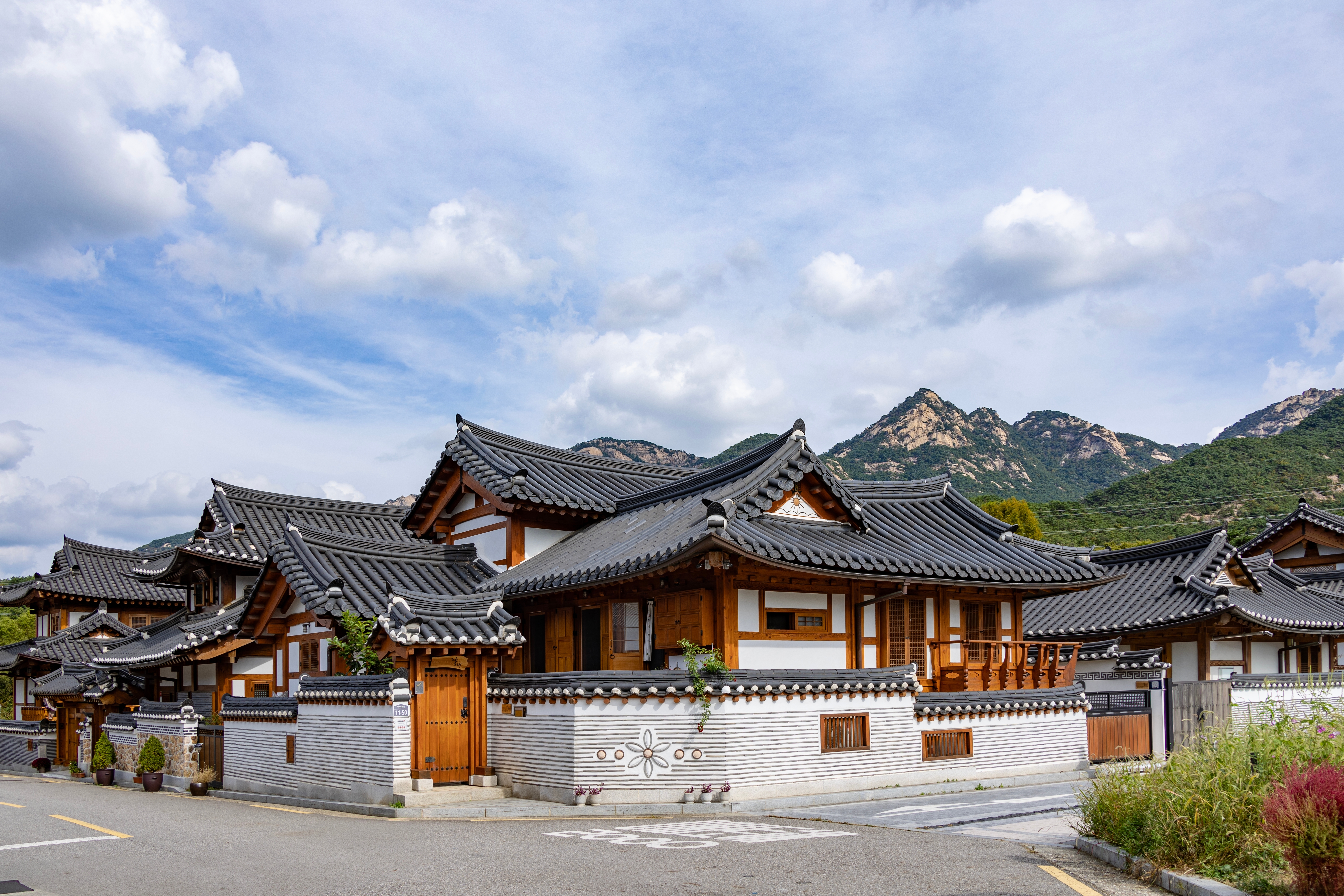 Fascinerende billede af den velbevarede Eunpyeong Hanok Village i Seoul, hvor autentiske koreanske træhuse med deres distinkte tagstil skaber en historisk atmosfære