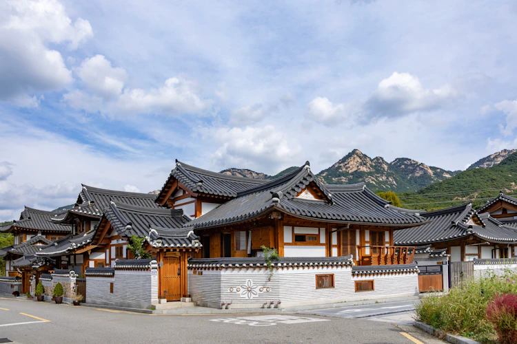 Fascinerende billede af den velbevarede Eunpyeong Hanok Village i Seoul, hvor autentiske koreanske træhuse med deres distinkte tagstil skaber en historisk atmosfære