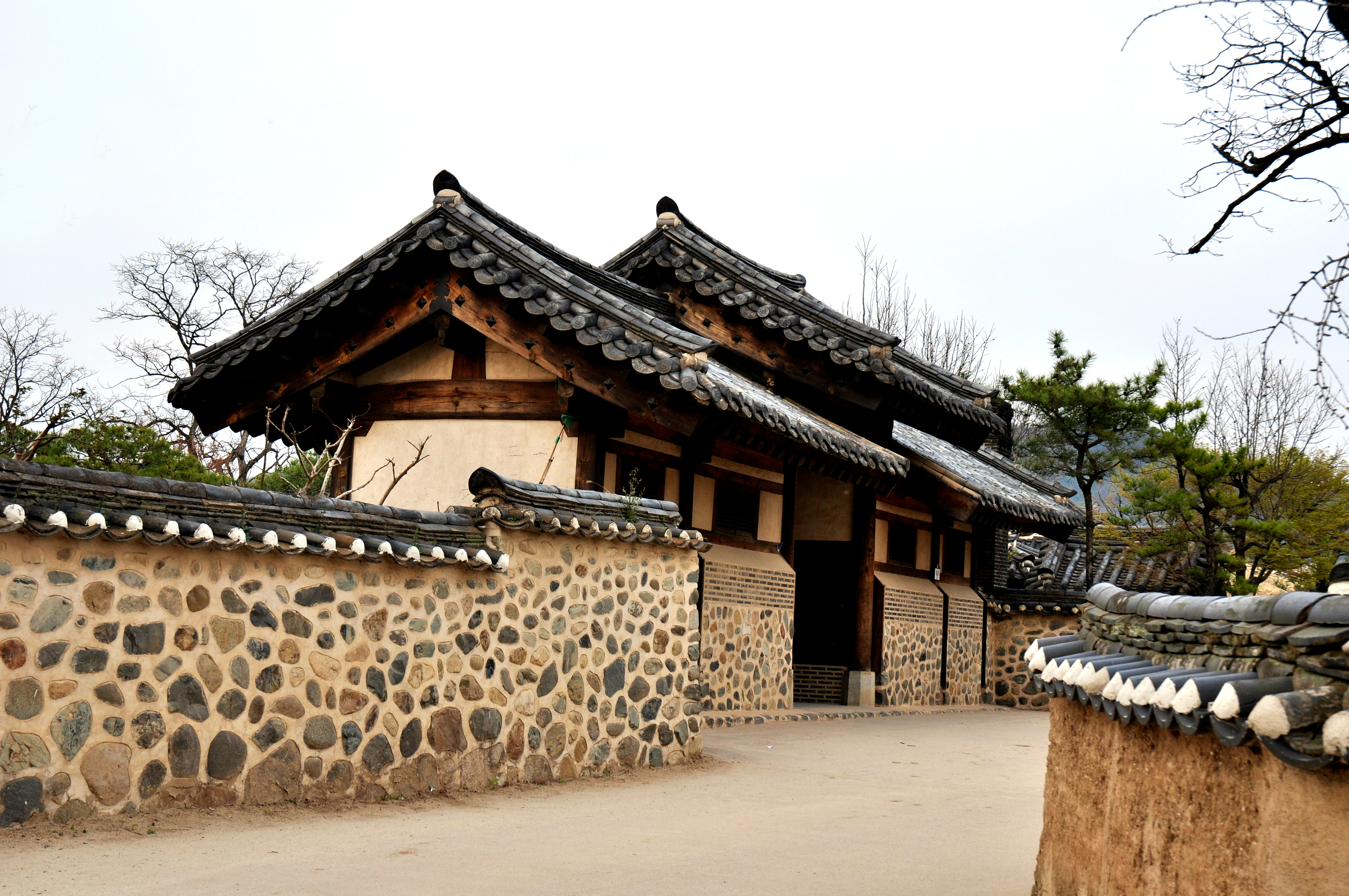 Malerisk udsigt over en traditionel hanok-bygning med karakteristiske buede tegltage i den historiske Hahoe Folk Village - en kulturel perle i Sydkorea