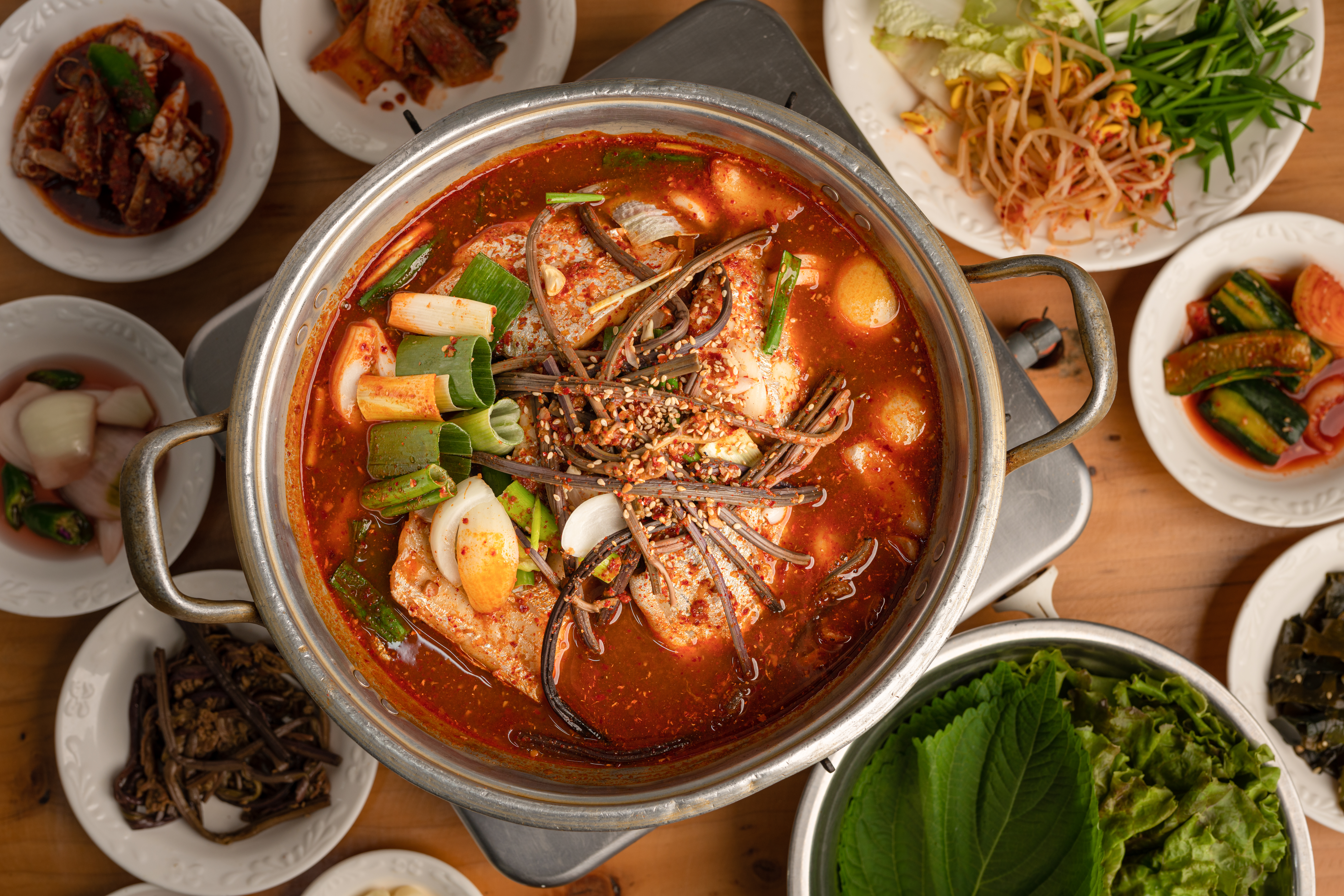 Farverig koreansk gastronomi med fisk marineret i sojasauce, en ægte smagsoplevelse fra Sydkoreas hovedstad Seoul