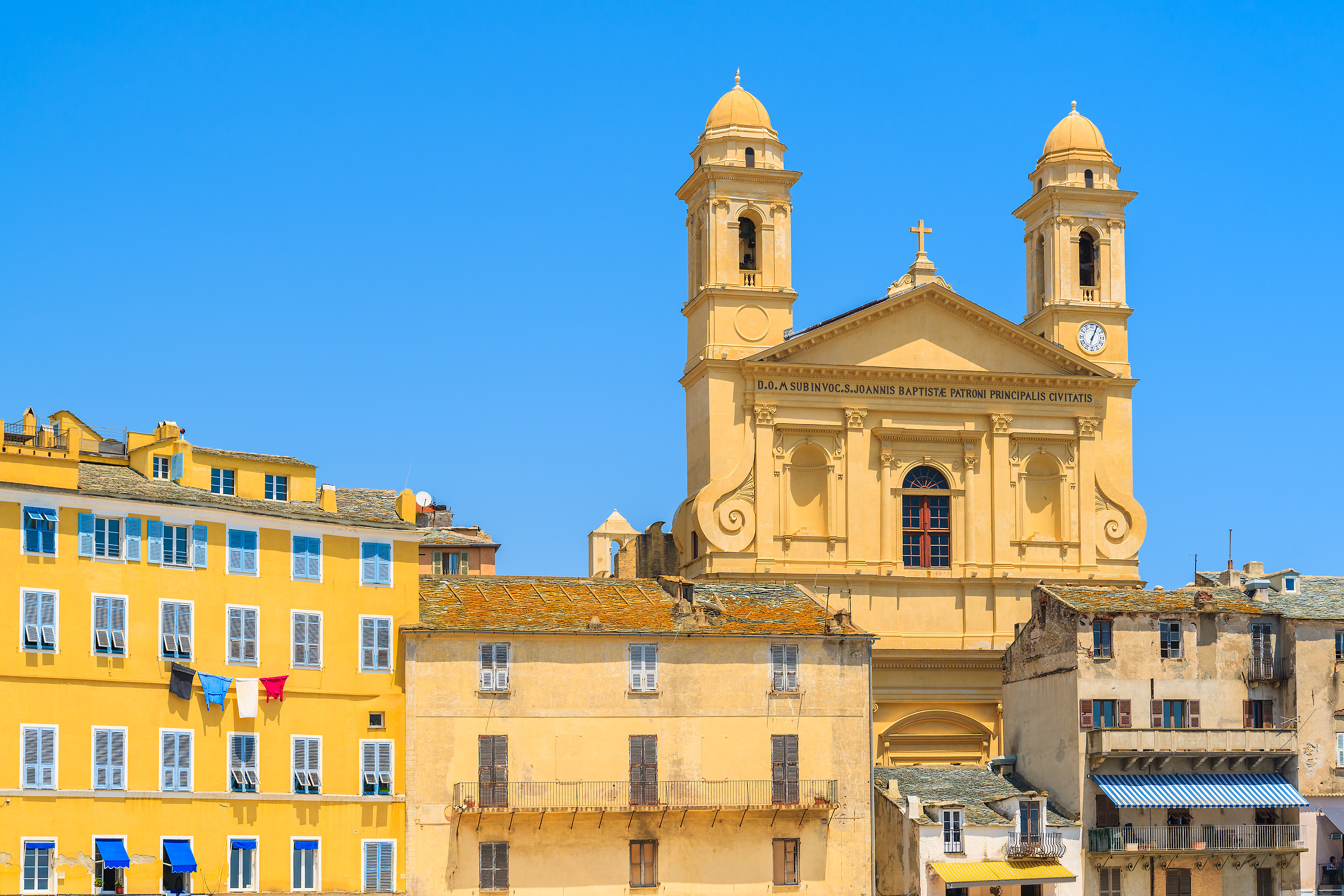 Charmerende gamle bydel i Bastia med imposant kirke og gule mediterrane huse