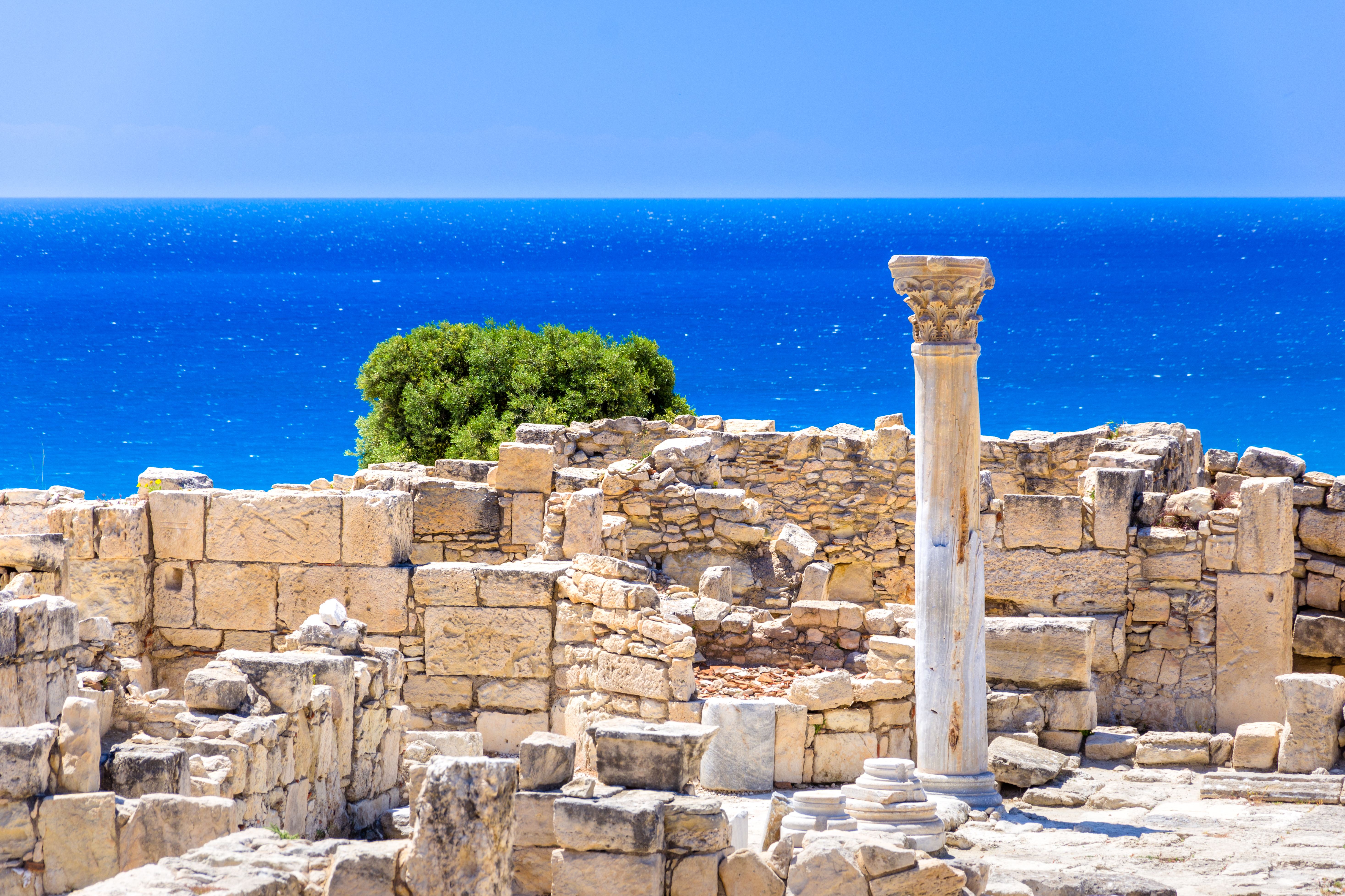 Græske ruiner og søjler ved Kourion arkæologiske udgravning med havudsigt på Cypern
