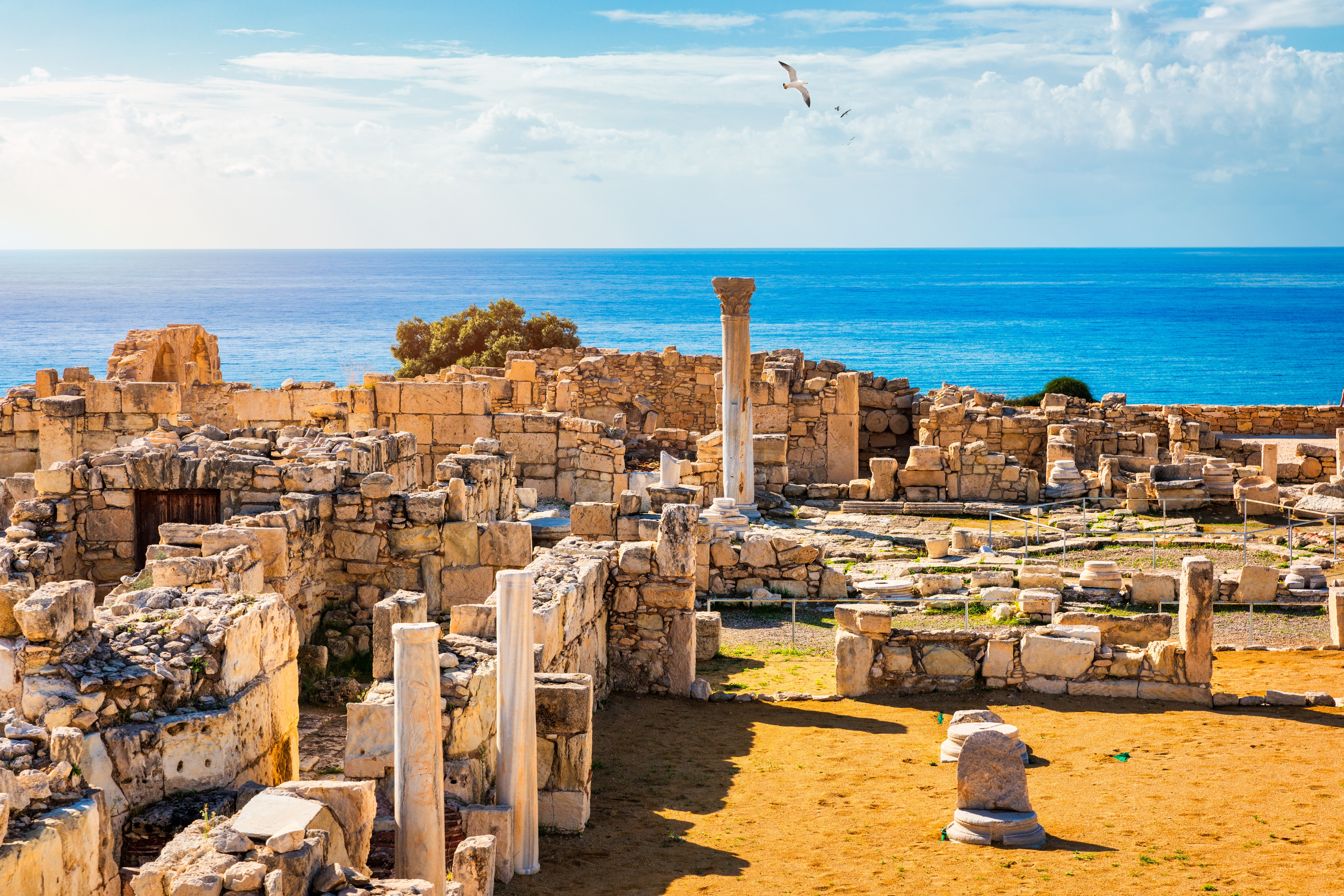 Romerske ruiner ved Kourion på Cypern tæt på Limassol med antikke søjler og stenmure mod havet