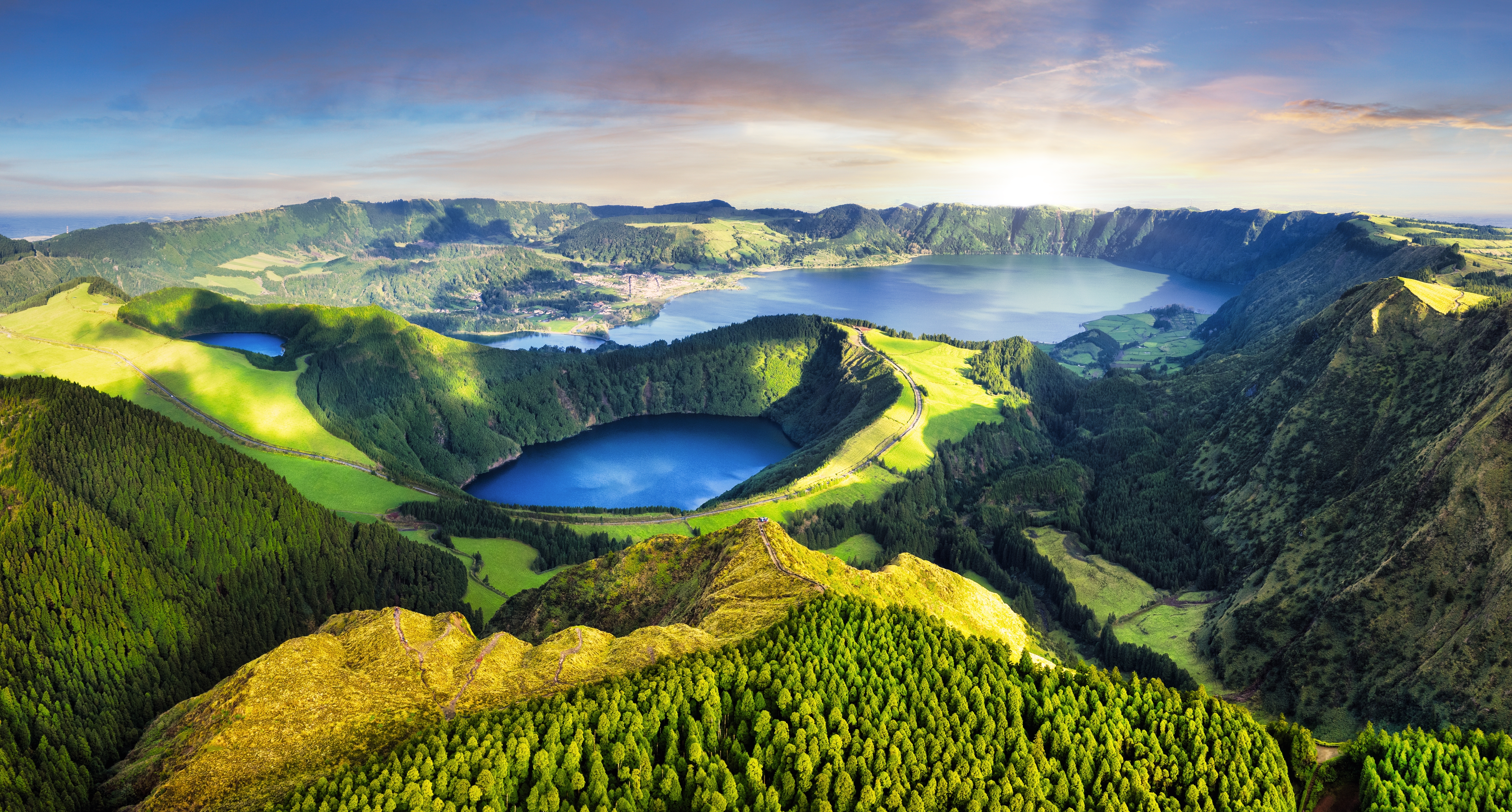 Imponerende drone billede af Sete Cidades kratersøer på São Miguel Azorerne