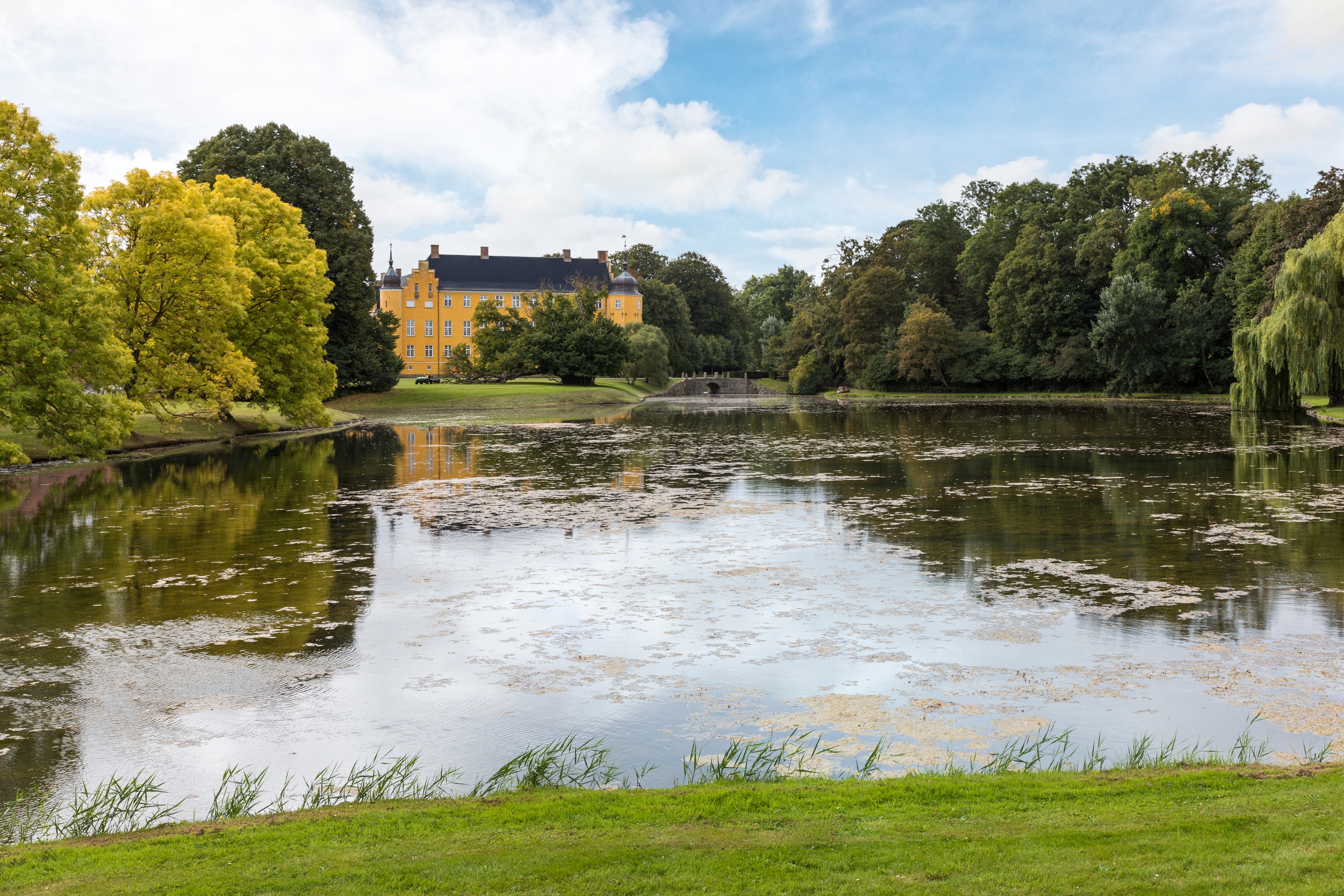 Smuk udsigt over Krenkerup Gods og den naturskønne sø med åkander på Lolland, Danmark