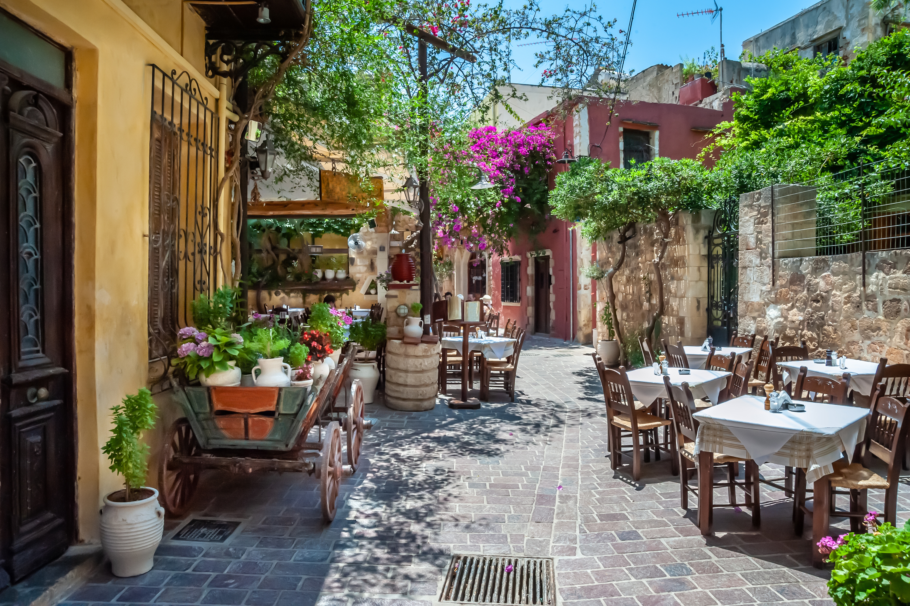 Pittoresk taverna i den historiske bydel af Chania på Kreta