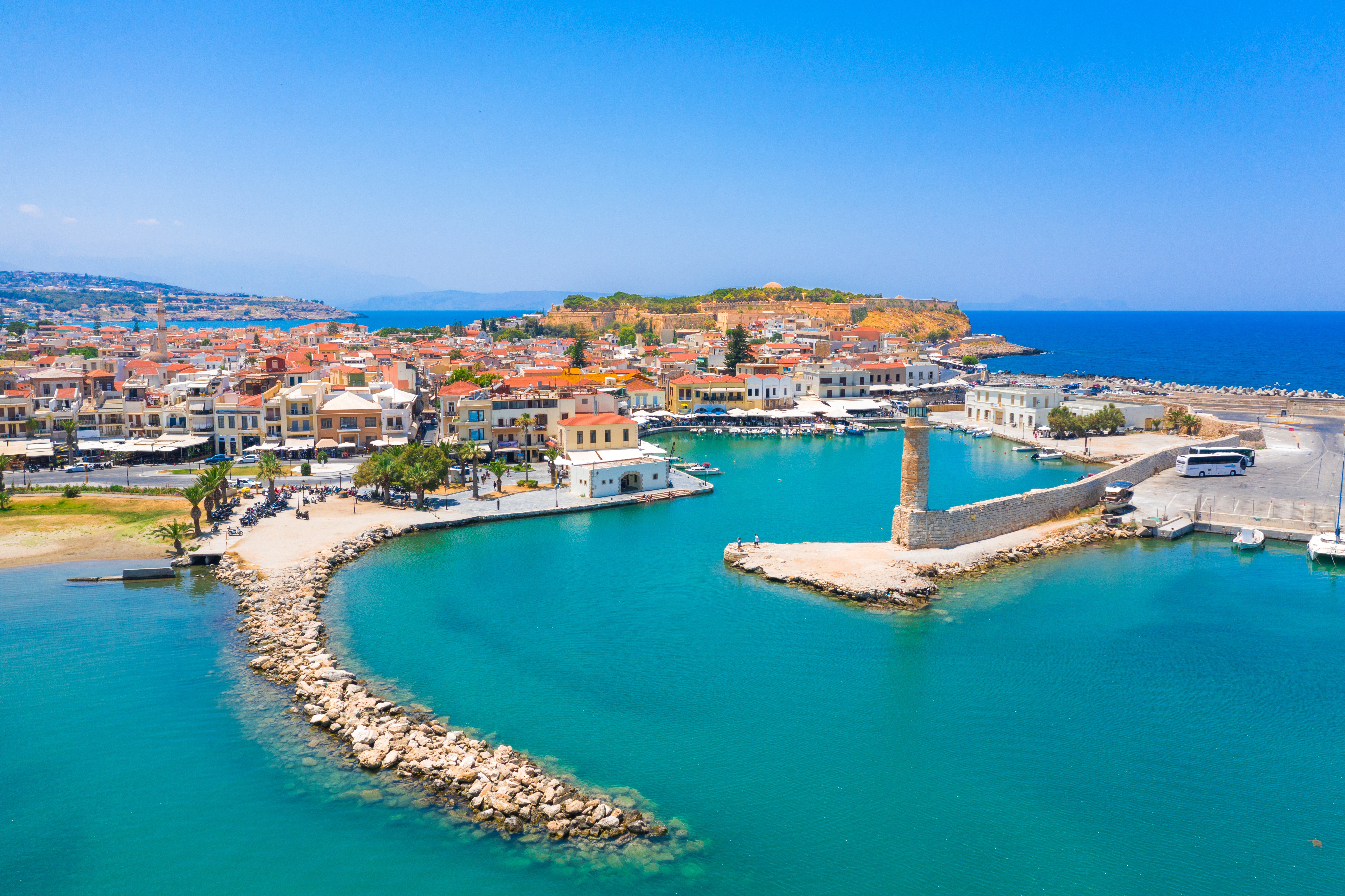 Spektakulært luftbillede af Rethymnos maleriske havn med historisk fyr på Kreta