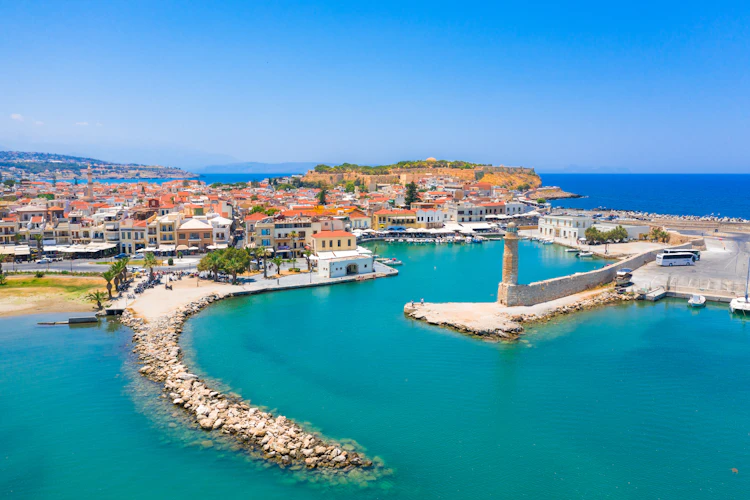 Spektakulært luftbillede af Rethymnos maleriske havn med historisk fyr på Kreta