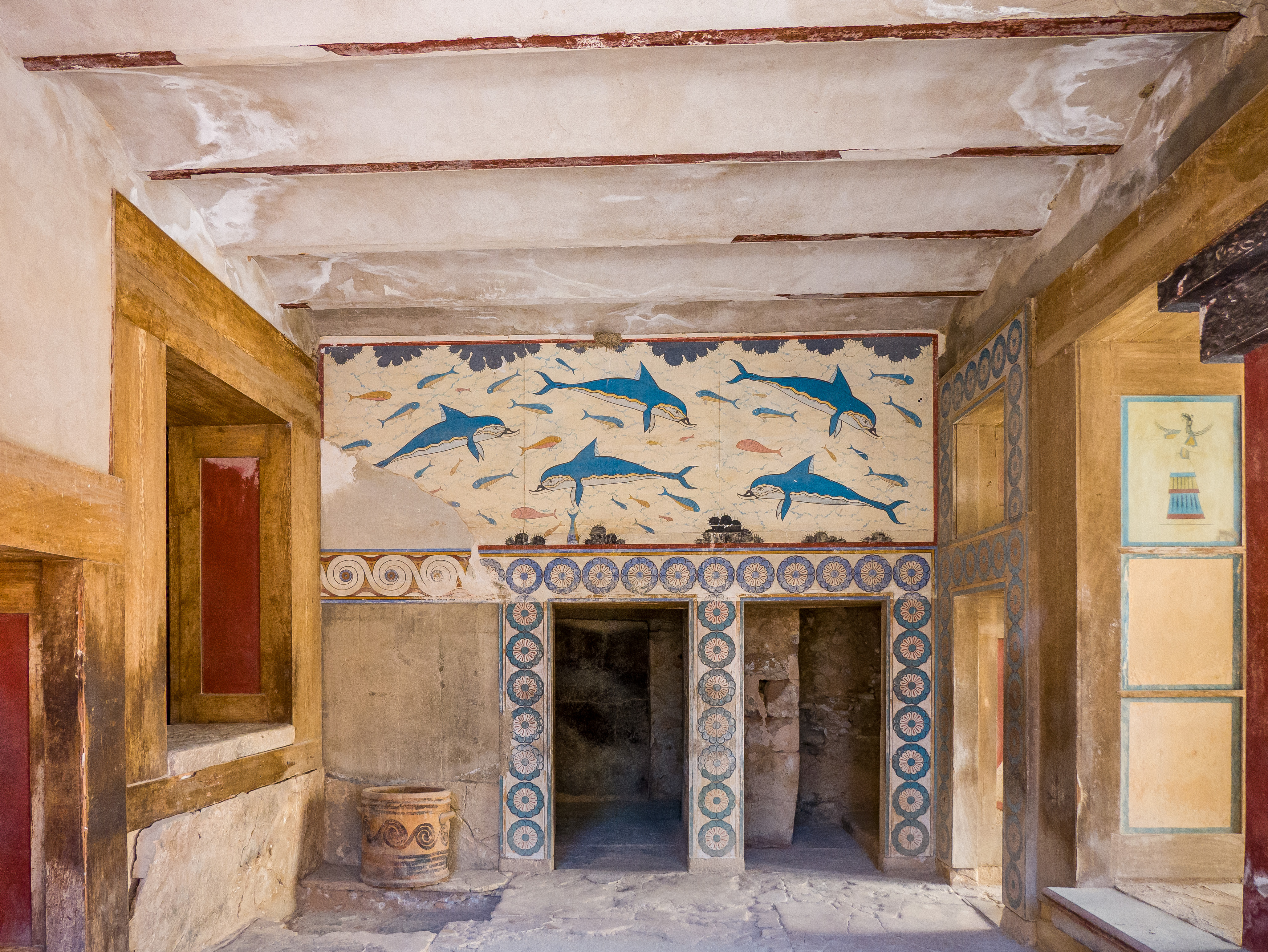 Farverig delfin-freske i det antikke Knossos-palads på Kreta – et unikt kulturhistorisk monument fra den minoiske civilisation med spektakulære oldtidsmalerier