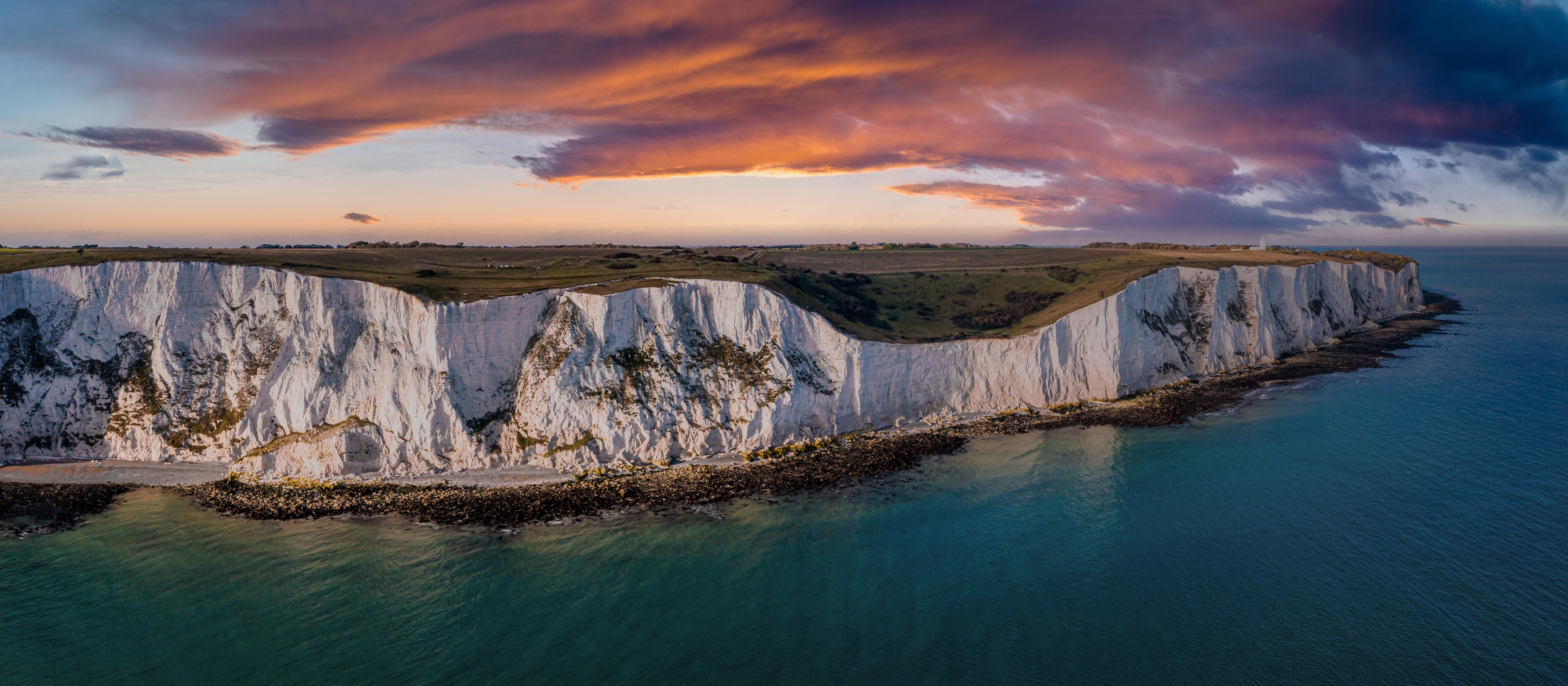Kridtklipper ved Sussex kyst i England fotograferet fra luften med dramatisk aftenhimmel