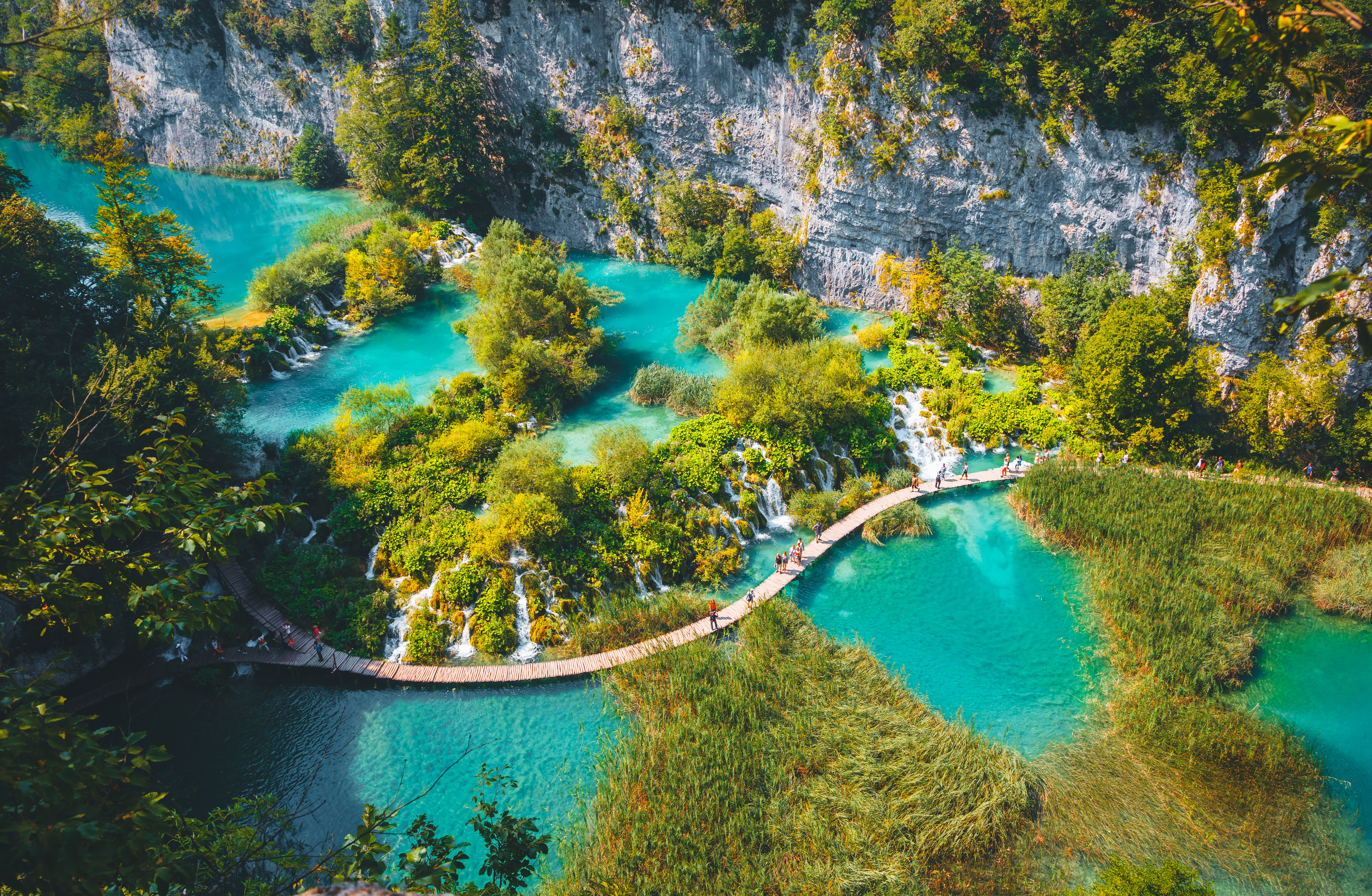 Fantastisk natur med turkist vand og vandfald i Plitvice Søernes Nationalpark i Kroatien