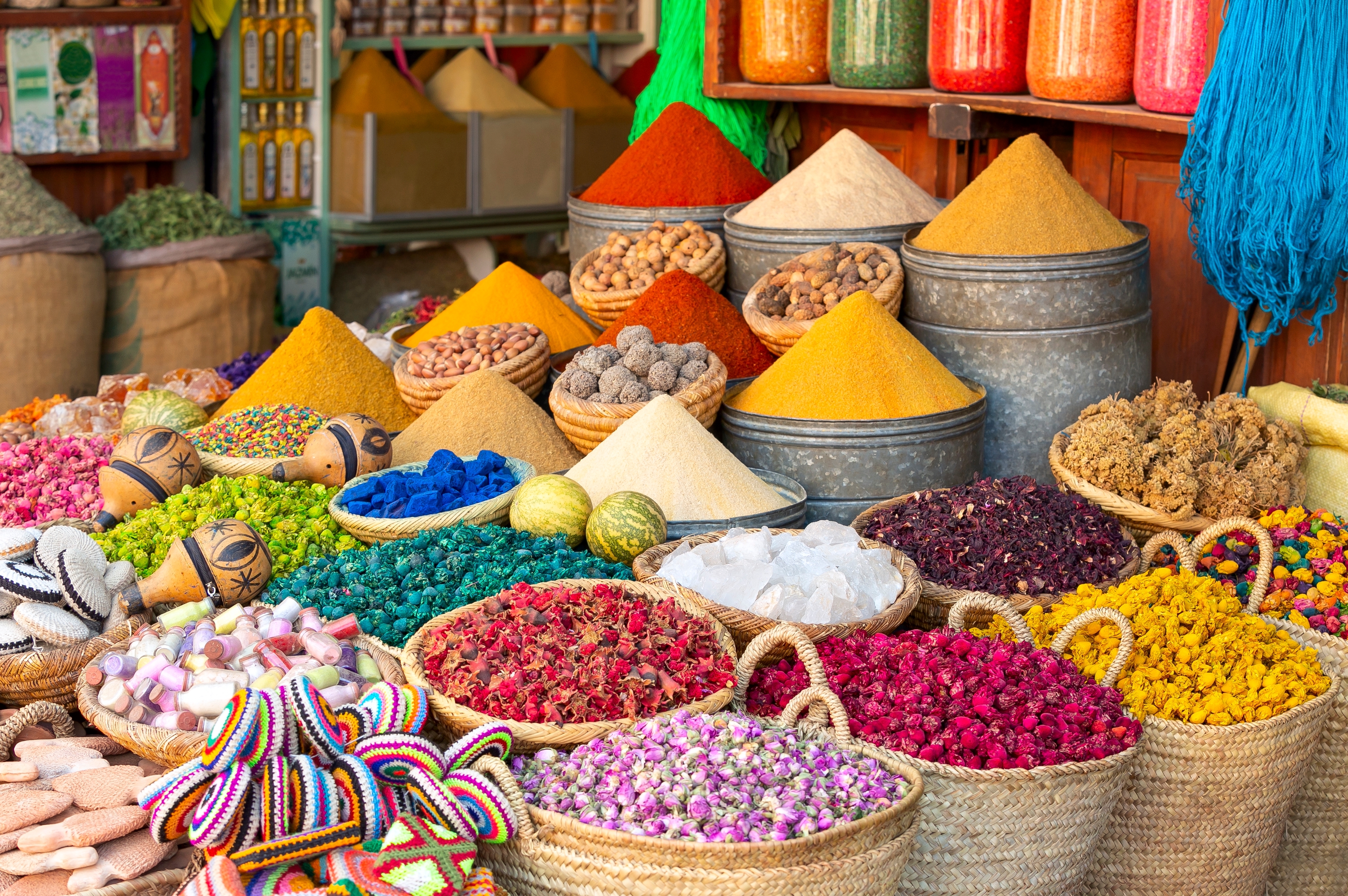 Autentisk marokkansk markedsoplevelse med farverige krydderier og farvestoffer i souken i Marrakech