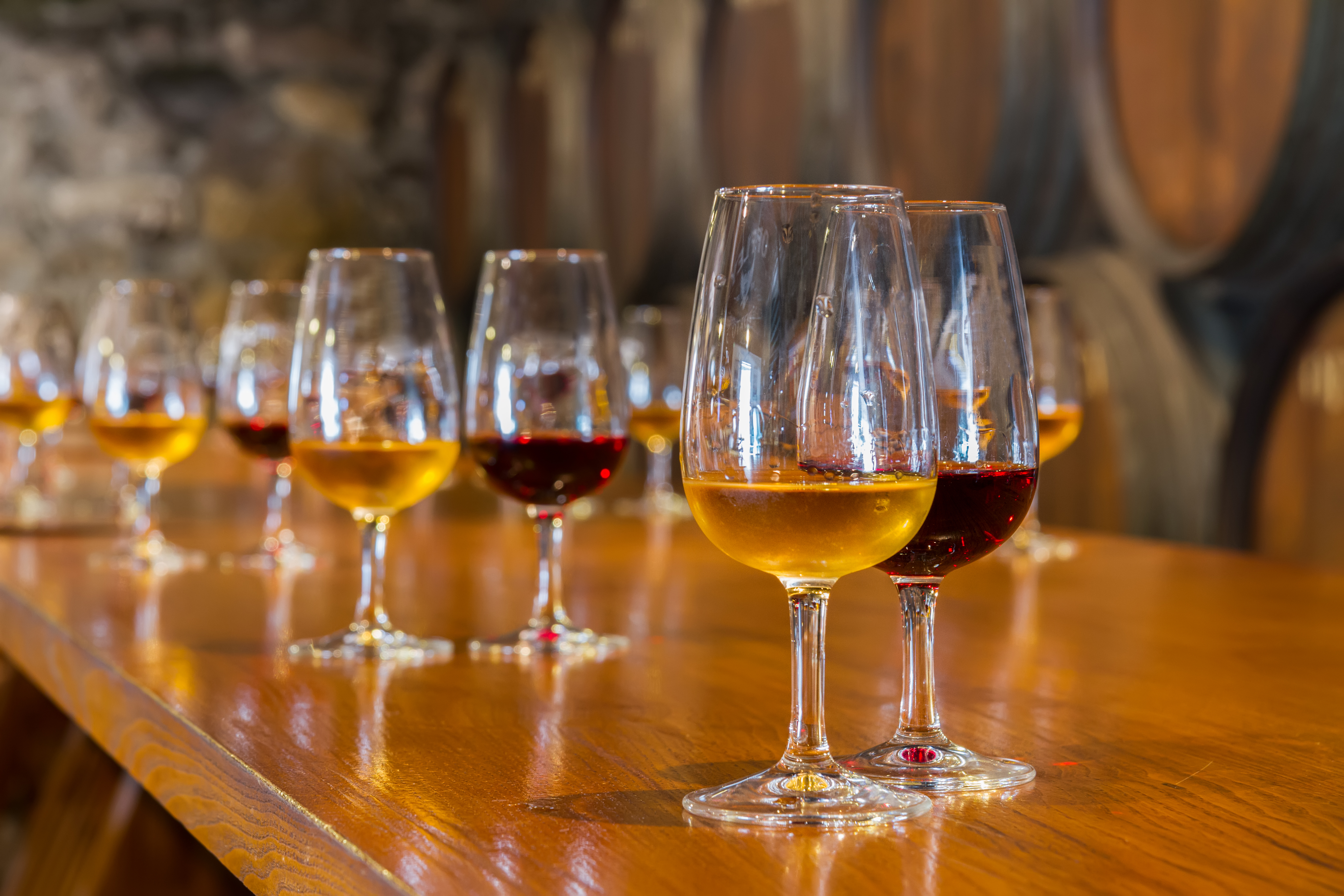 Professionel vinsmagning med flere glas vin i autentisk europæisk miljø
