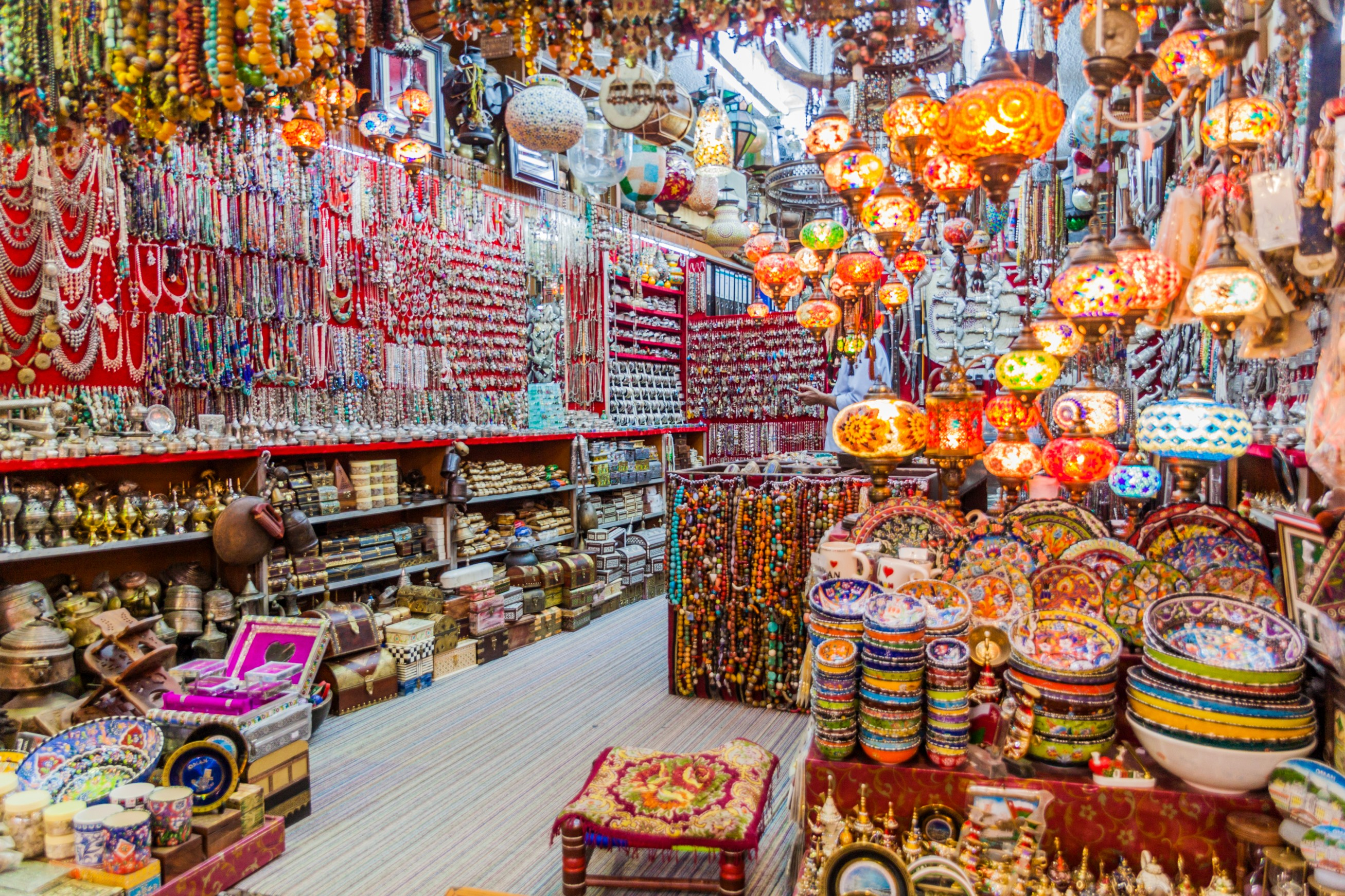 Kulturel shoppingoplevelse i den traditionsrige Mutrah Souk i Muscat, Oman, med lokale handlende og autentisk arabisk arkitektur