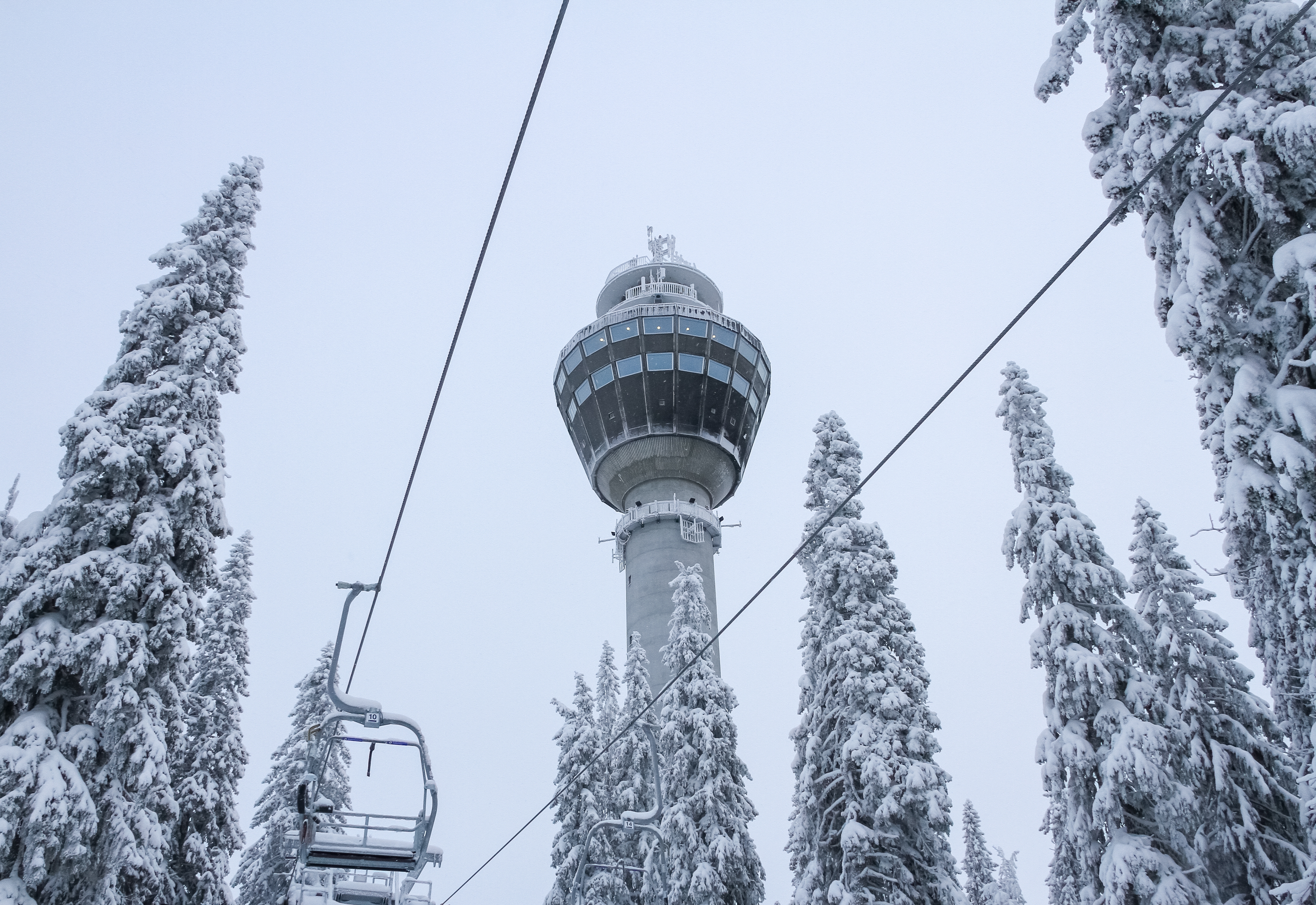 Vinterlandskab i Kuopio med det berømte Puijo-tårn omgivet af snebeklædte graner og skilift