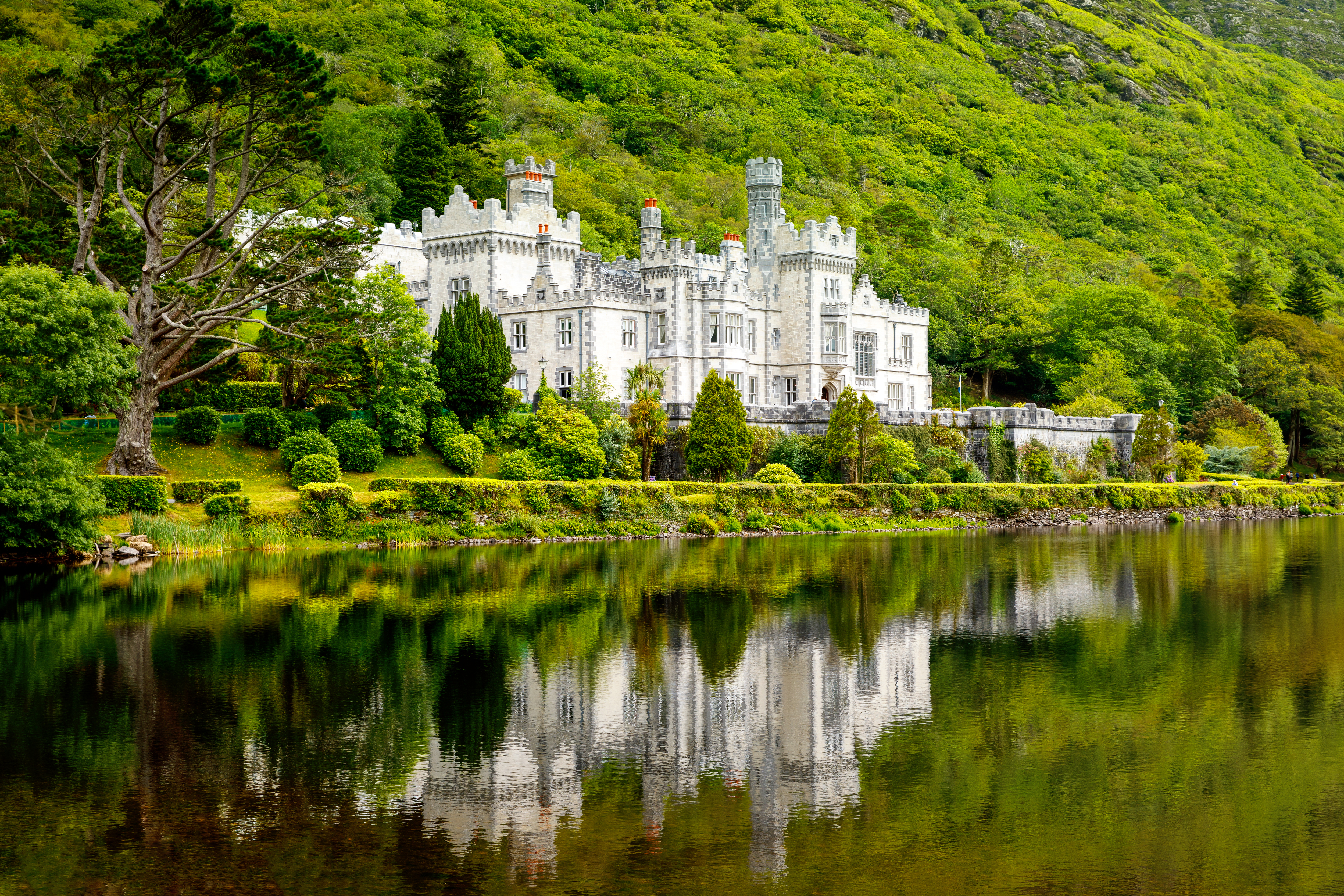 Fascinerende Kylemore Abbey med sin perfekte spejling i søen, oprindeligt et slot fra 1800-tallet, nu et benediktinerkloster i Connemaras smukke landskab