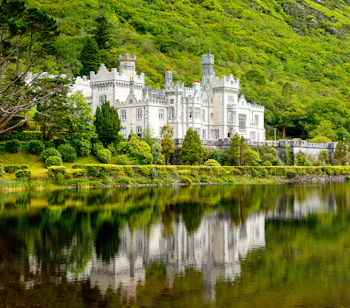 Fascinerende Kylemore Abbey med sin perfekte spejling i søen, oprindeligt et slot fra 1800-tallet, nu et benediktinerkloster i Connemaras smukke landskab