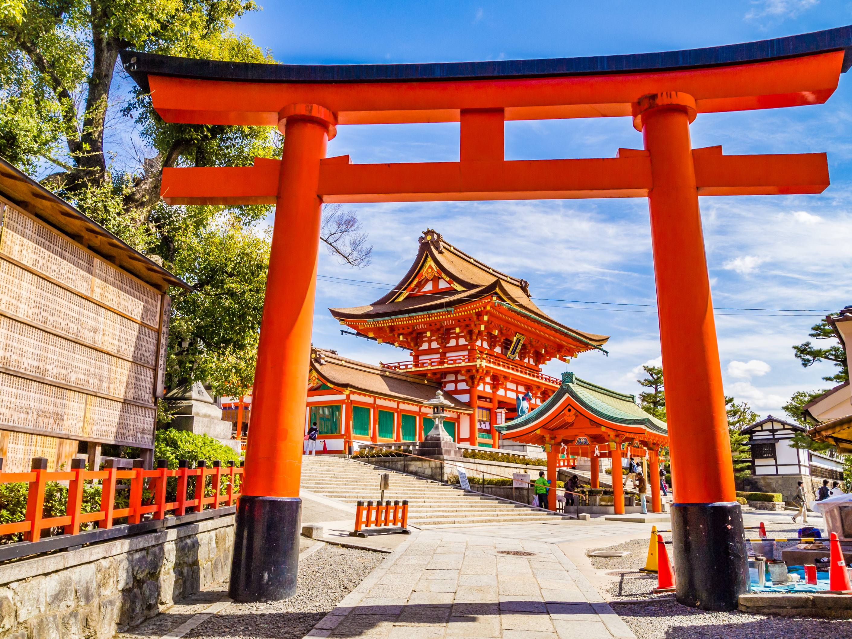 Den imponerende sti med traditionelle røde torii-porte ved Fushimi Inari Taisha-helligdommen i Kyoto, et uforglemmeligt kulturelt landemærke i Japan
