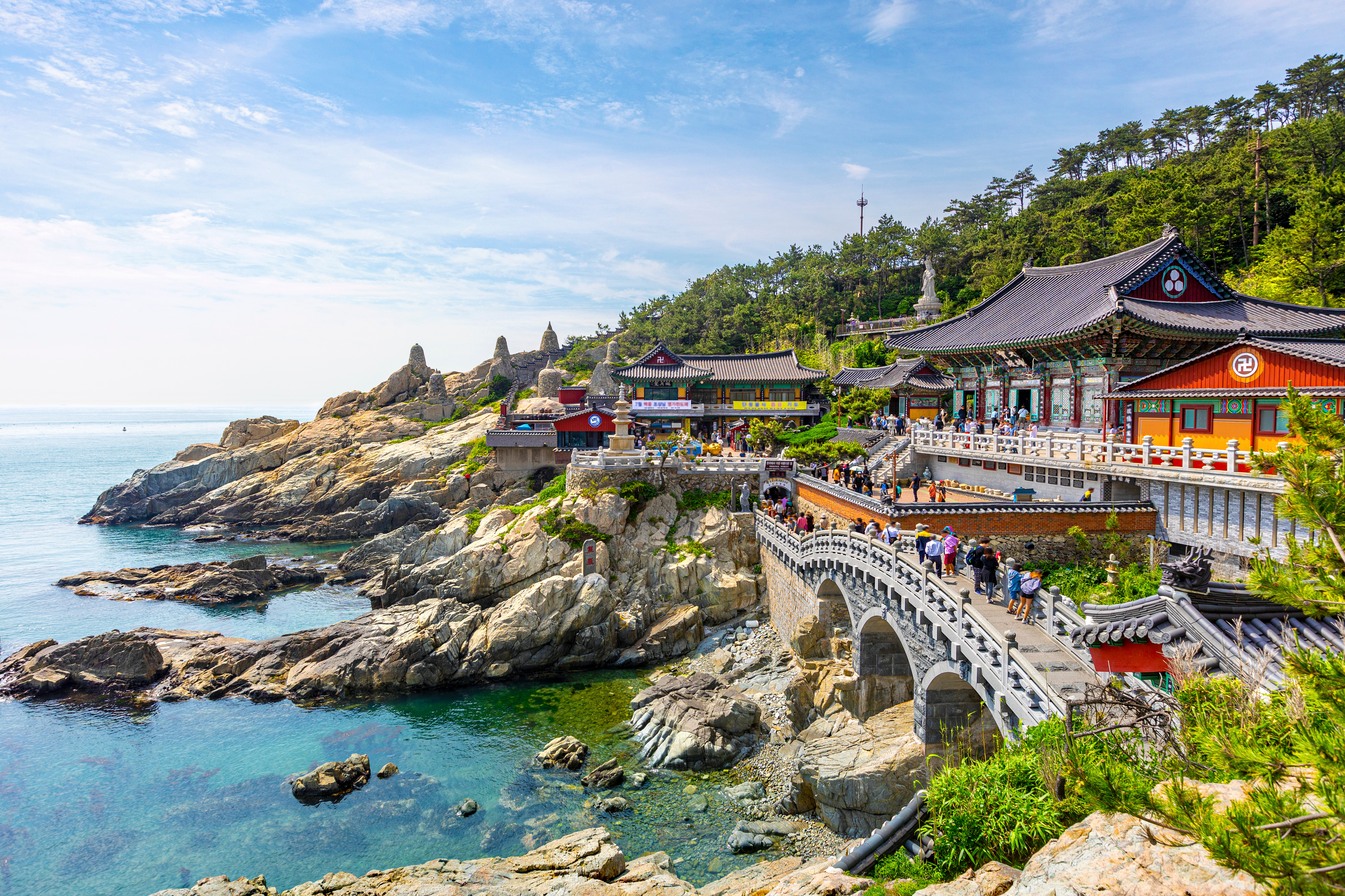 Betagende Haedong Yonggungsa buddhistisk tempel placeret ved havets kant i Busan, Sydkorea, hvor den smukke tempelarkitektur og de dramatiske klipper skaber en unik helligdom