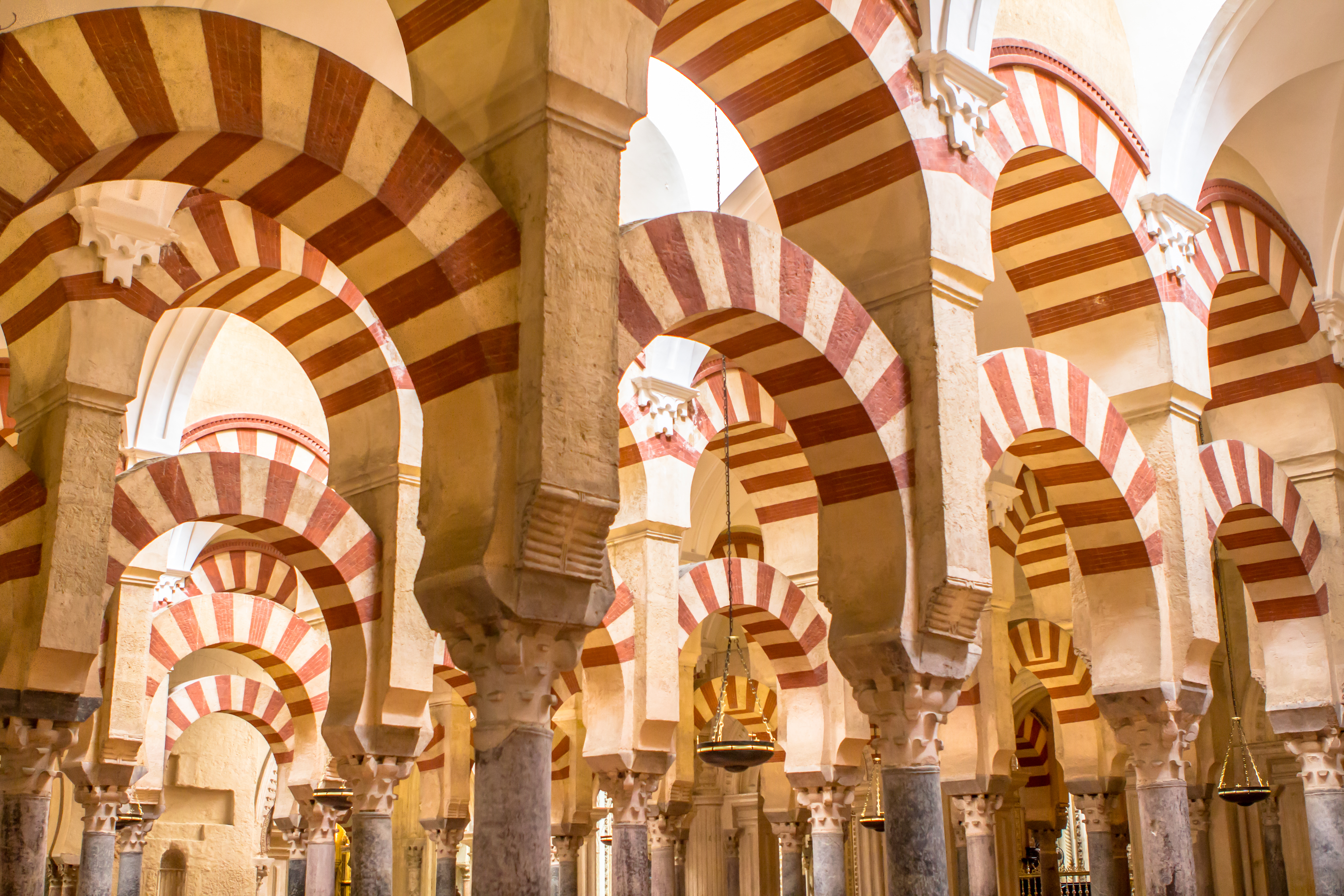 Den ikoniske søjlehal med rød-hvide buer i La Mezquita, en historisk moské-katedral i Cordoba, Sydspanien
