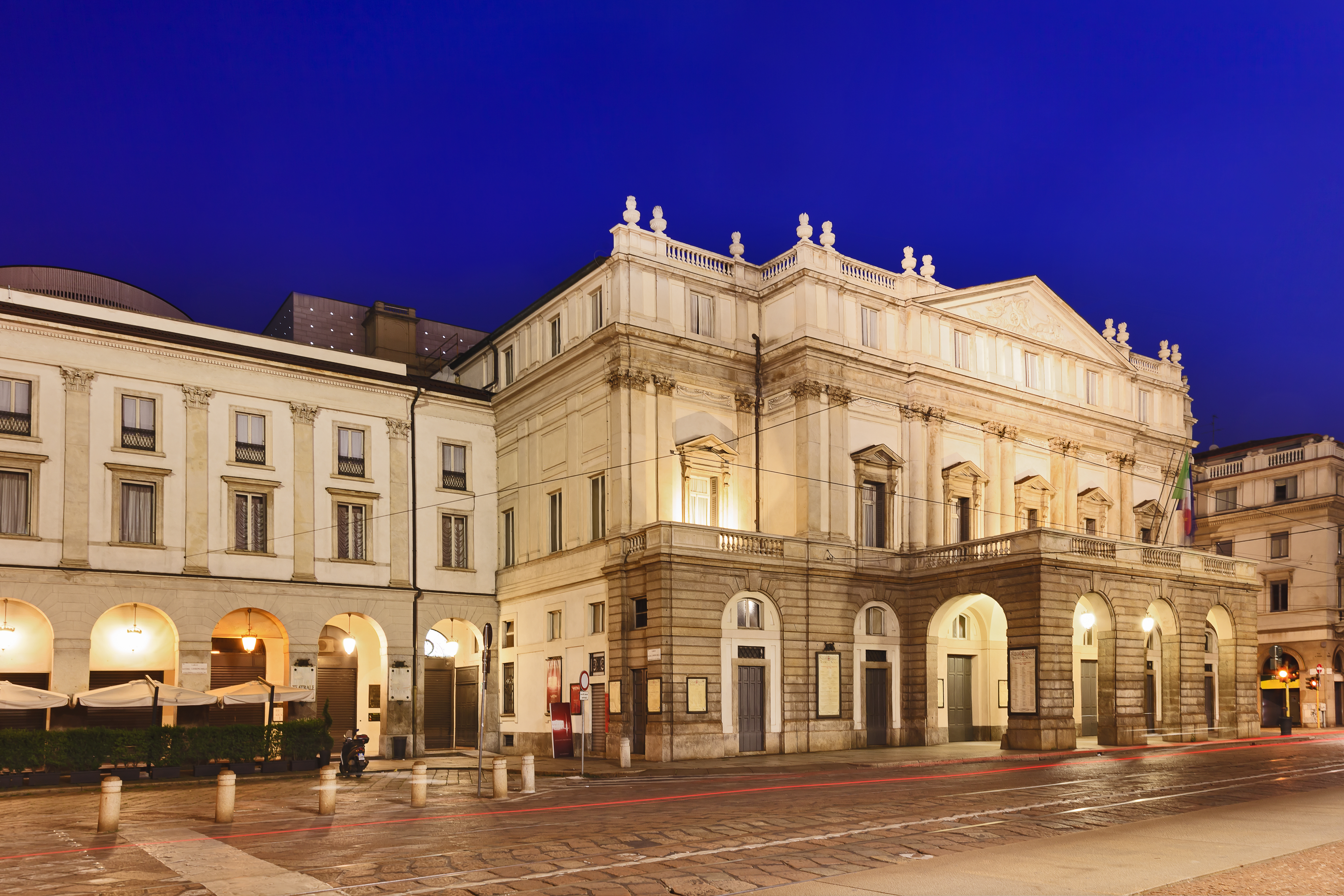 La Scala operahus med klassisk arkitektur i Milano