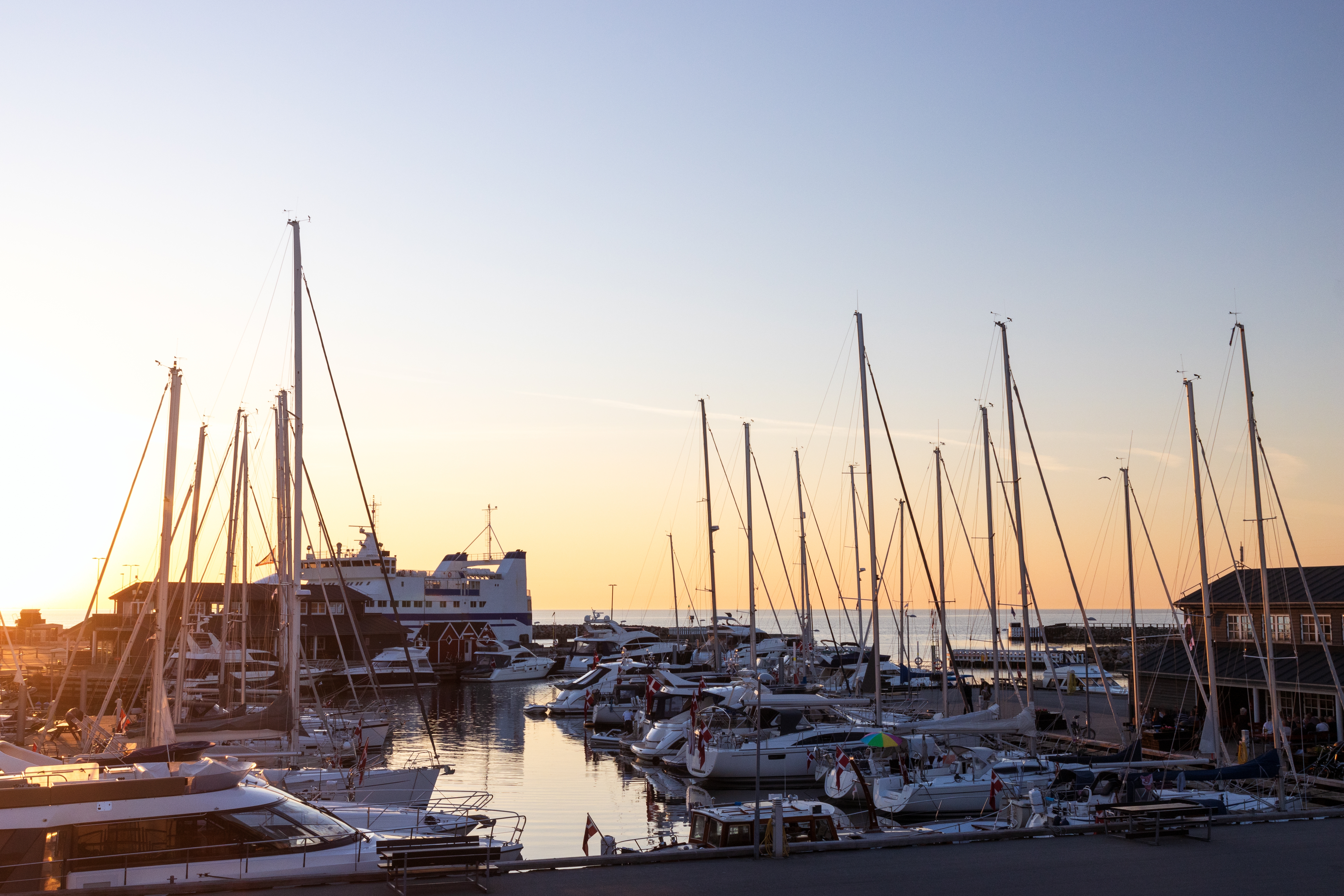 Vesterø Havn på Læsø i solnedgang med sejlbåde og færgeskib – idyllisk havn på den hyggelige ø i Nordjylland
