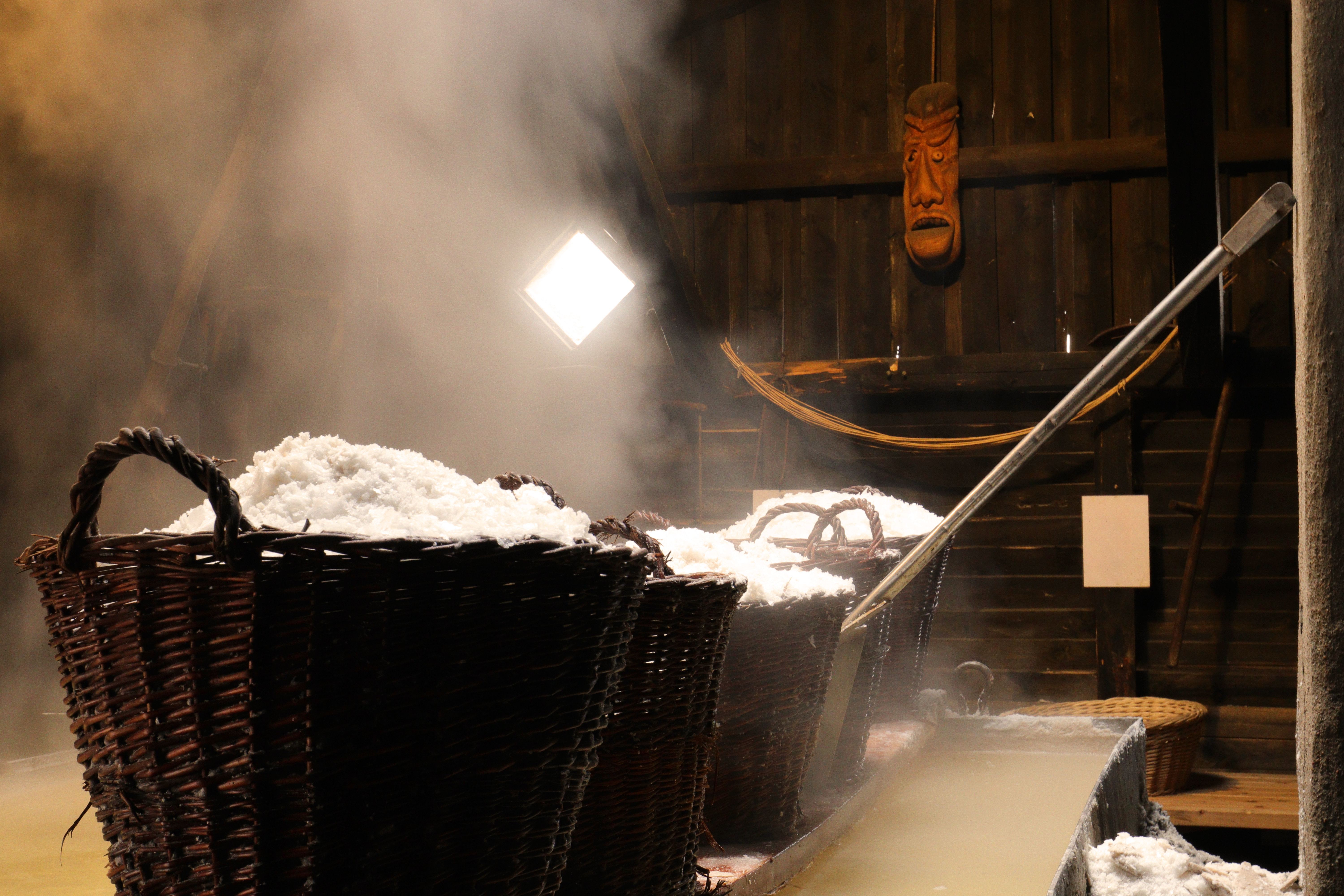 Naturligt havsalt i en traditionel flettet kurv fra Læsø Saltsyderi, hvor salt udvindes efter gamle metoder fra middelalderen og er blevet et symbol på dansk håndværk og madkultur