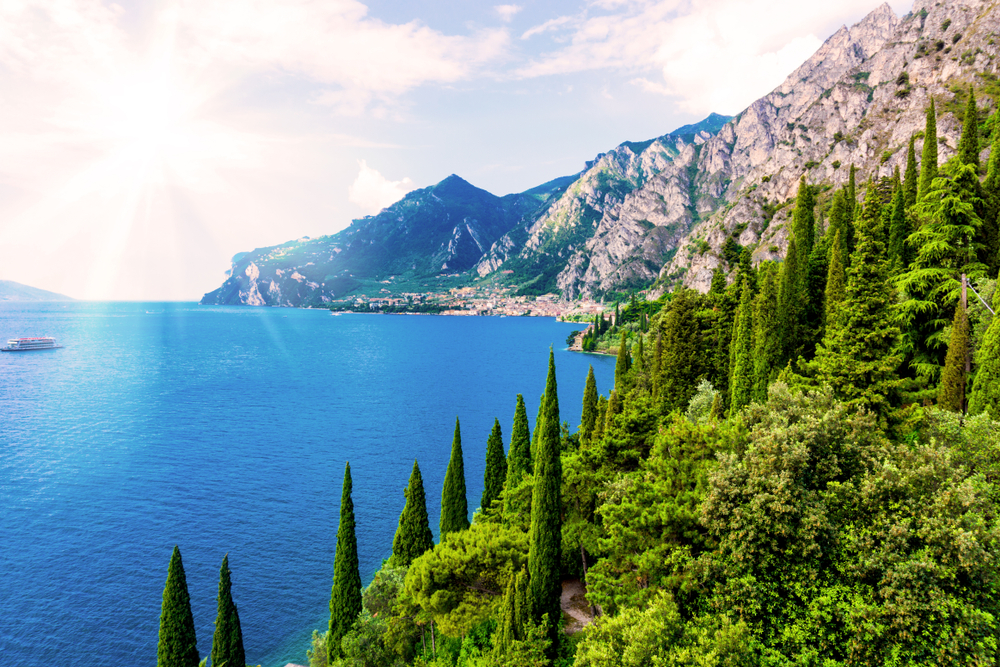 Lago di Garda med alpine bjerge og malerisk kystlinje - Italien ferie