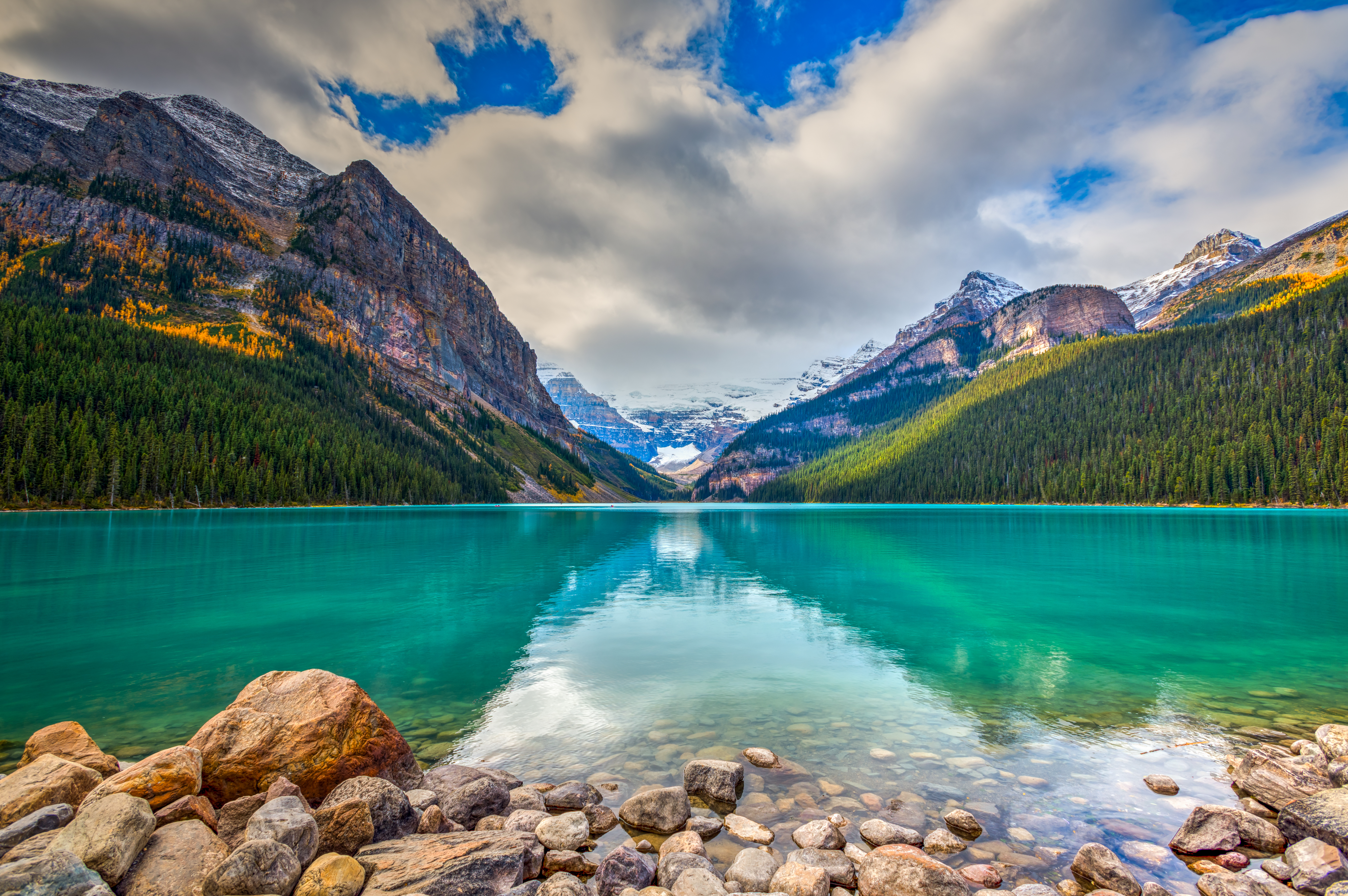Naturskønt landskab ved Lake Louise med turkisblå sø og snedækkede bjerge i Banff, Canada