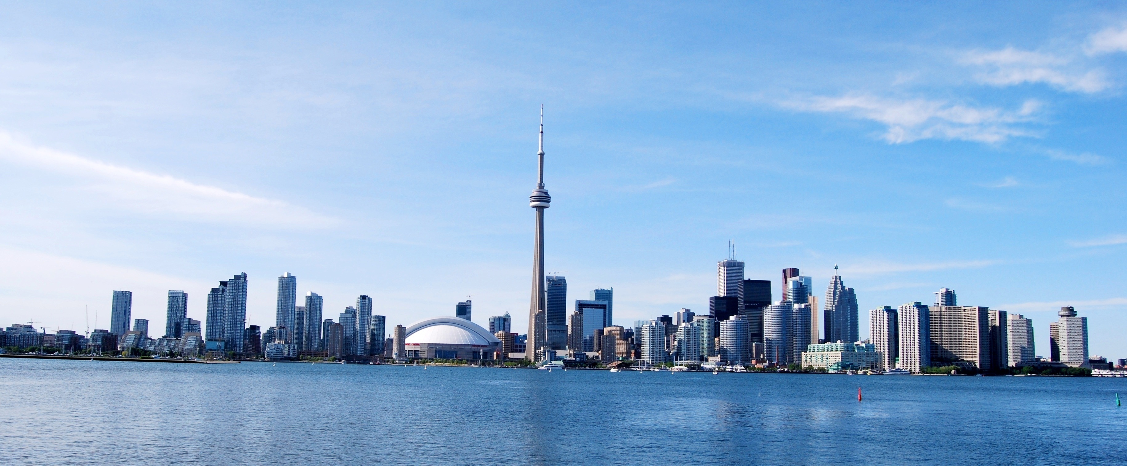 Lake Ontario med Toronto skyskrabere og moderne arkitektur
