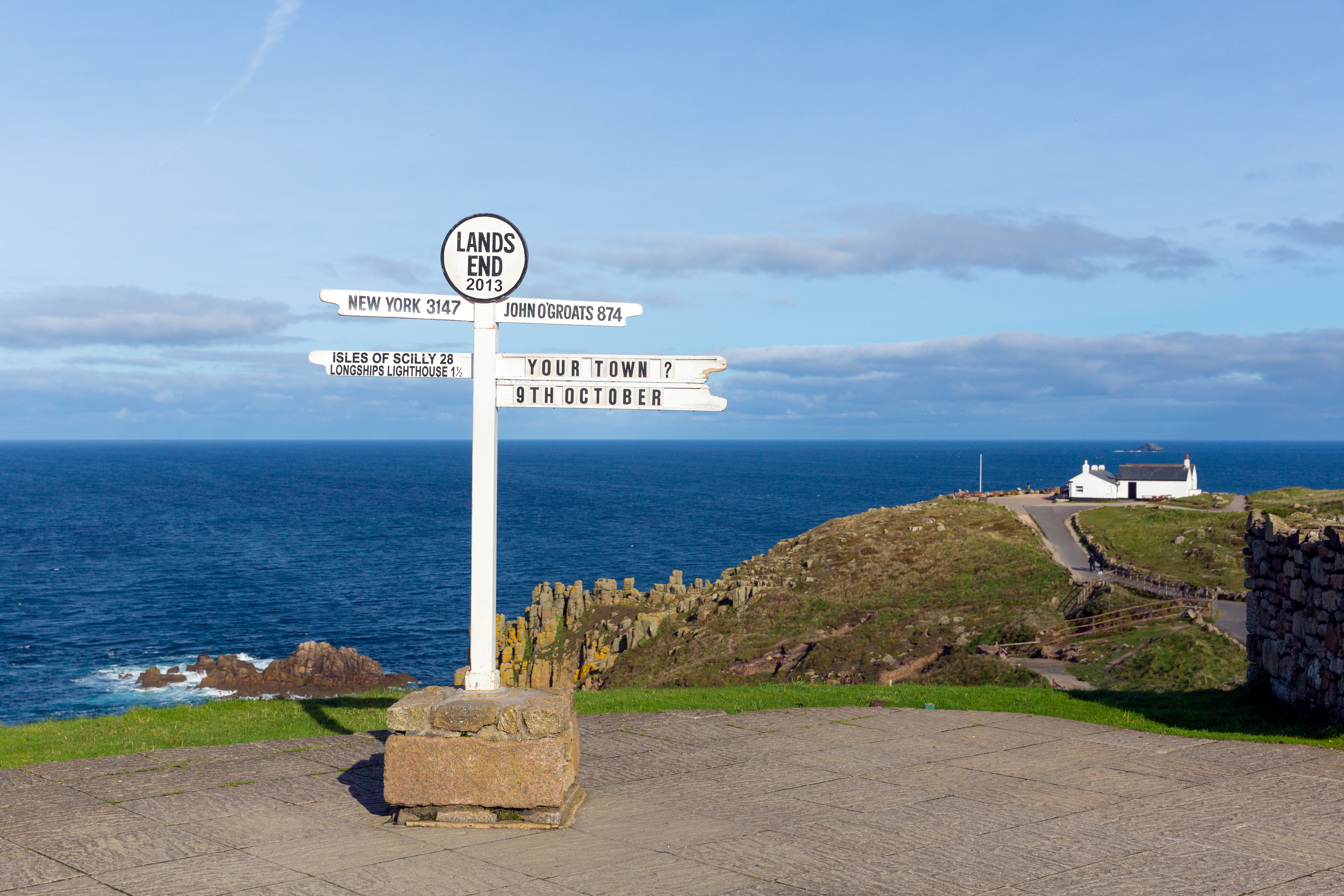 Turistattraktion ved Lands End i Cornwall, England, med det kendte hvide skiltepost og dramatisk klippekyst ud mod Atlanterhavet