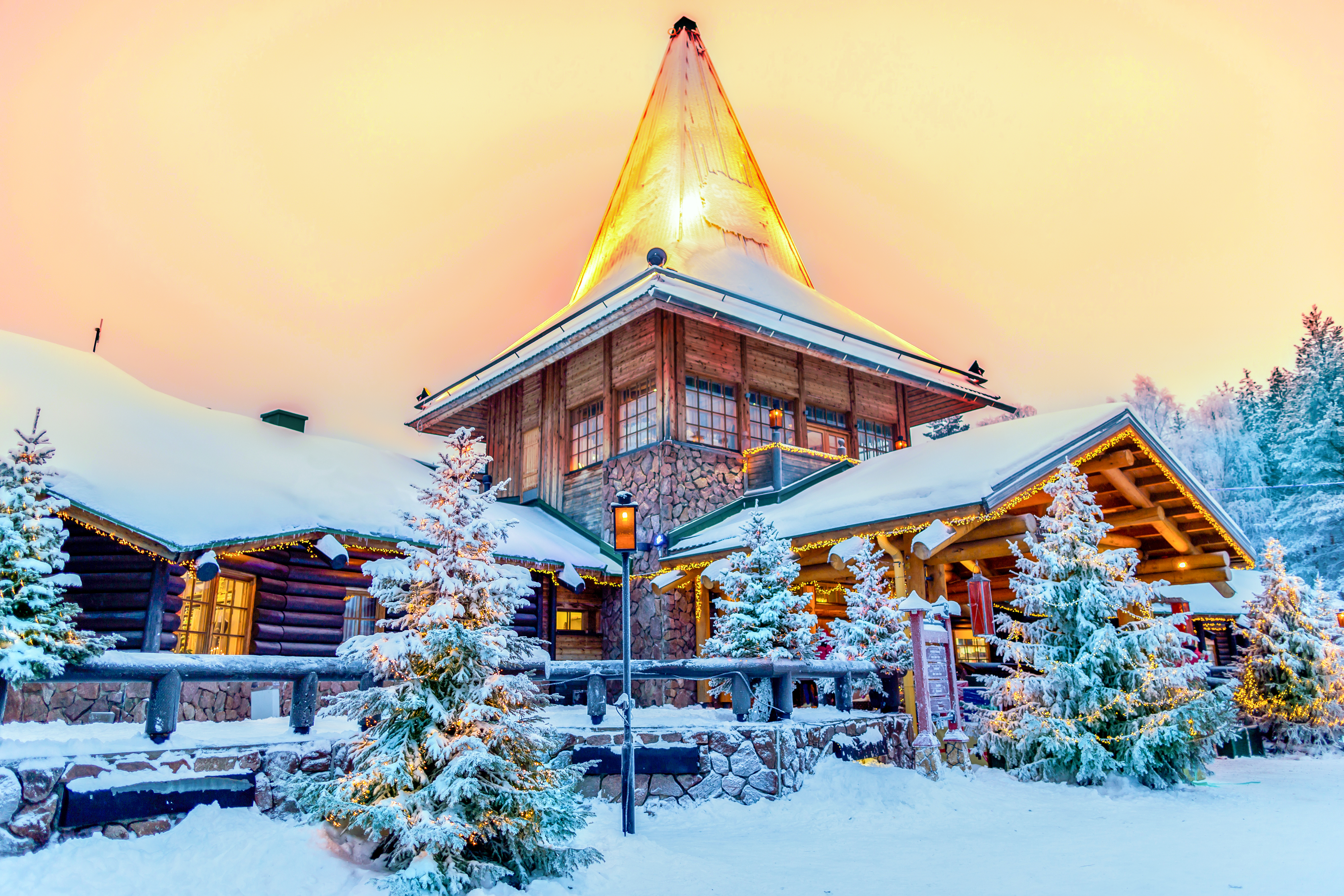 Lapland Finland juletraditioner med sne og lys i Rovaniemi