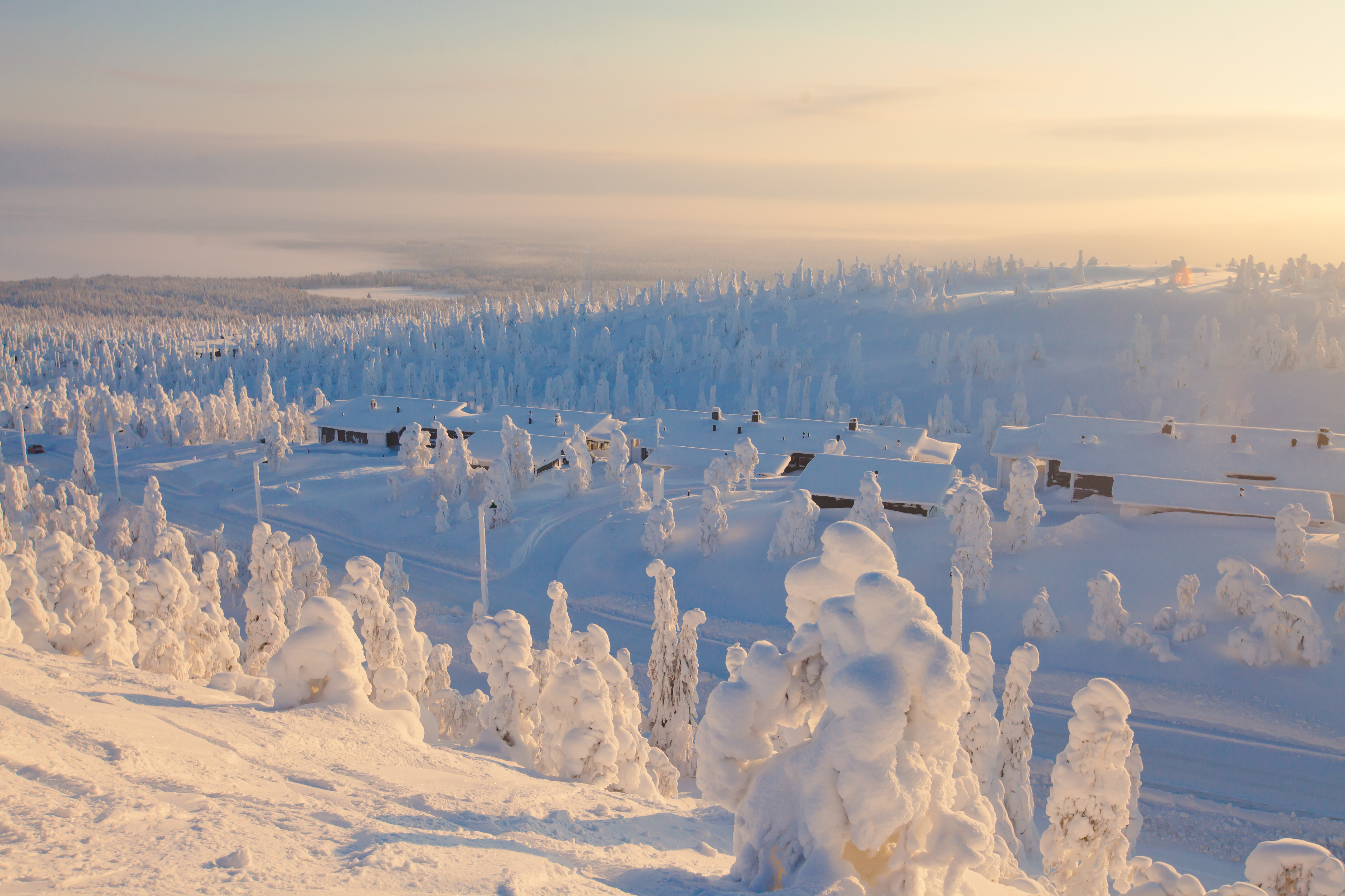 Malerisk vinterlandskab fra Lapland med rimfrostklædte træer og skiresort i Finland