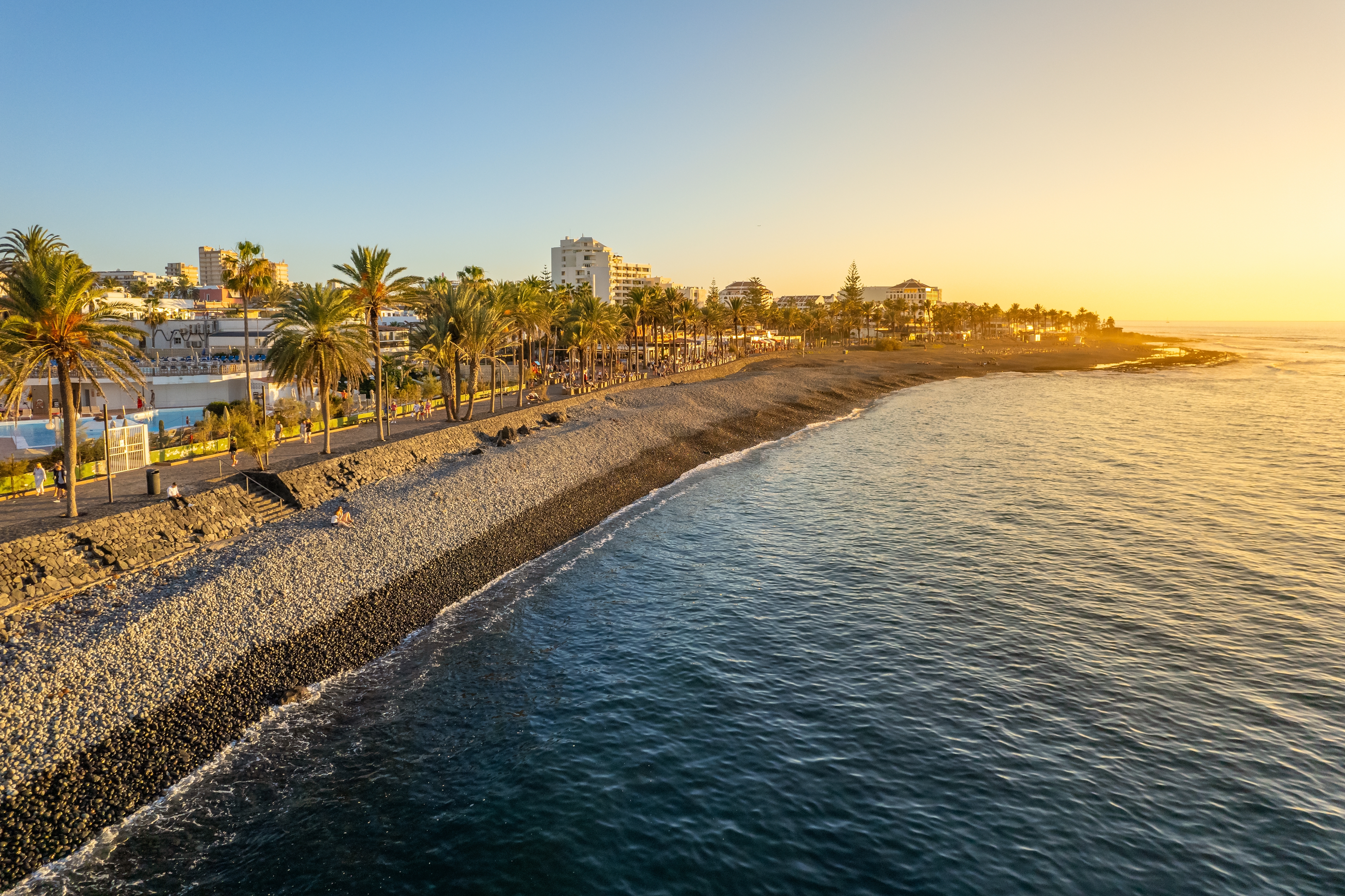 Las Americas strandområde med hoteller og palmer langs kysten på Tenerife