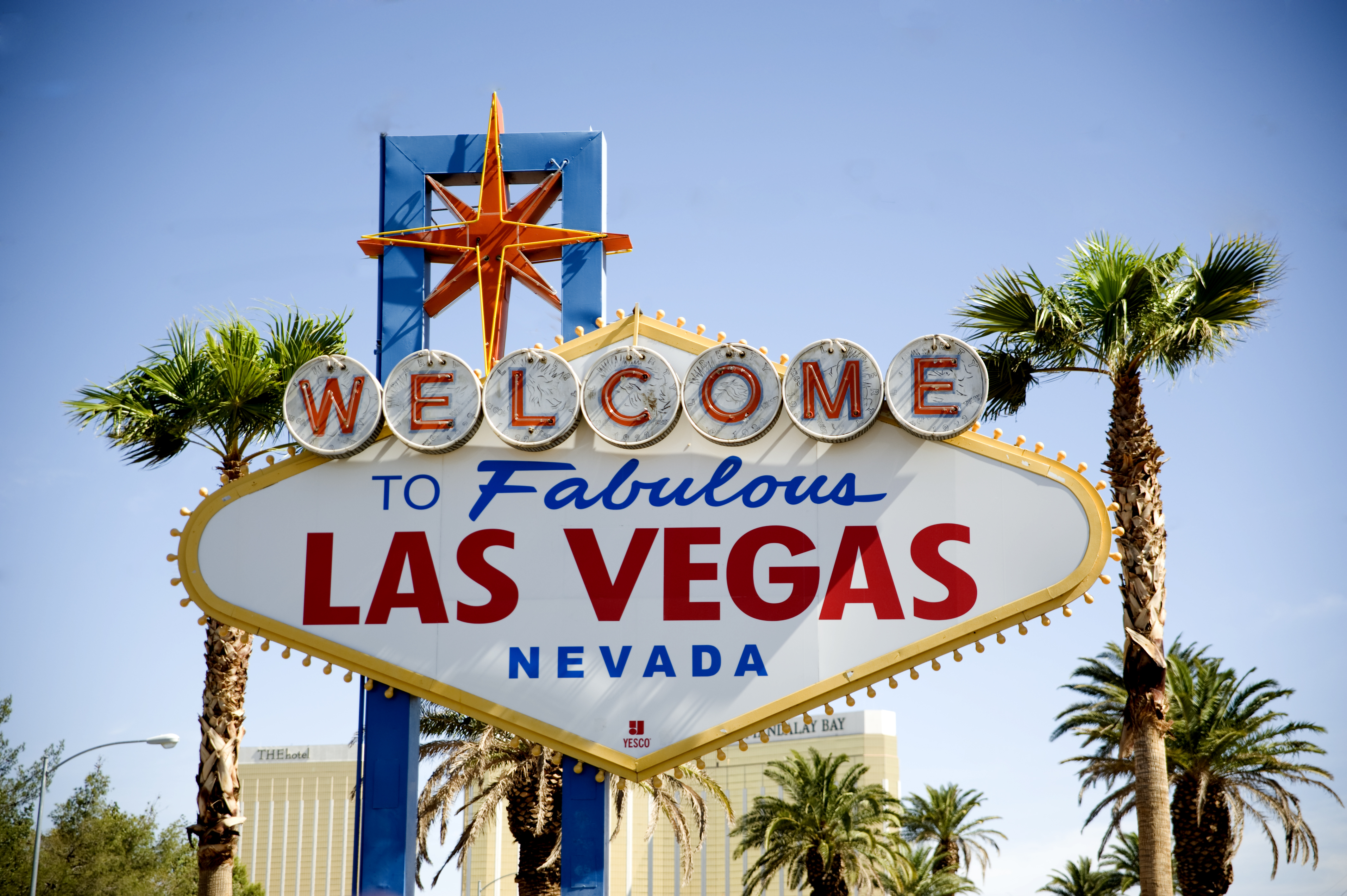 Det klassiske Las Vegas velkomstskilt med stjerne og palmer