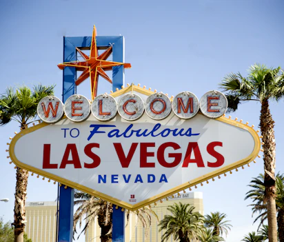 Det klassiske Las Vegas velkomstskilt med stjerne og palmer