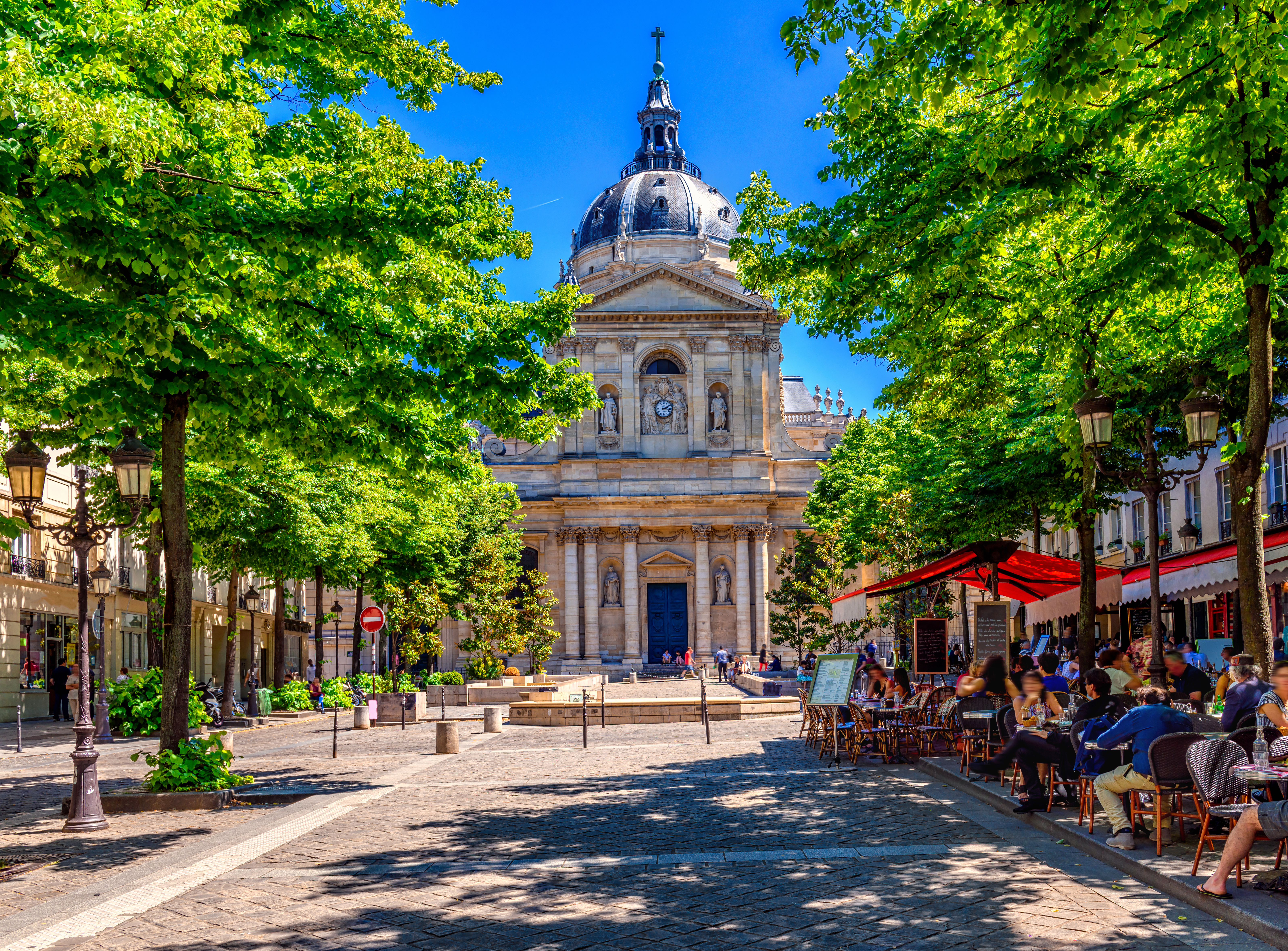 Den imponerende facade af Sorbonne-universitetet i Paris' latinske kvarter - en af de mest besøgte seværdigheder i Frankrig