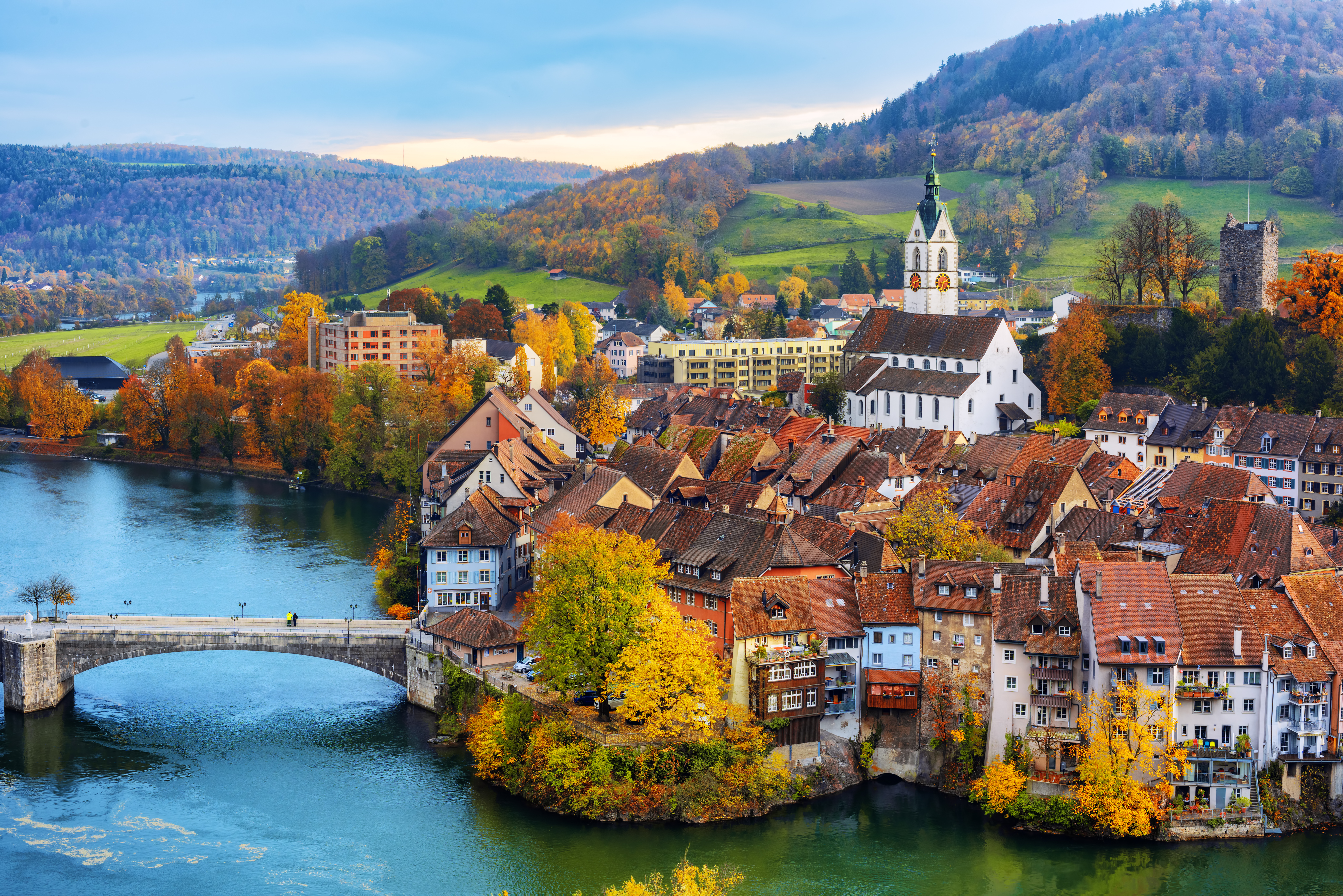 Romantisk udsigt over Laufenburg i Schweiz med Rhinen og efteraarslandskab