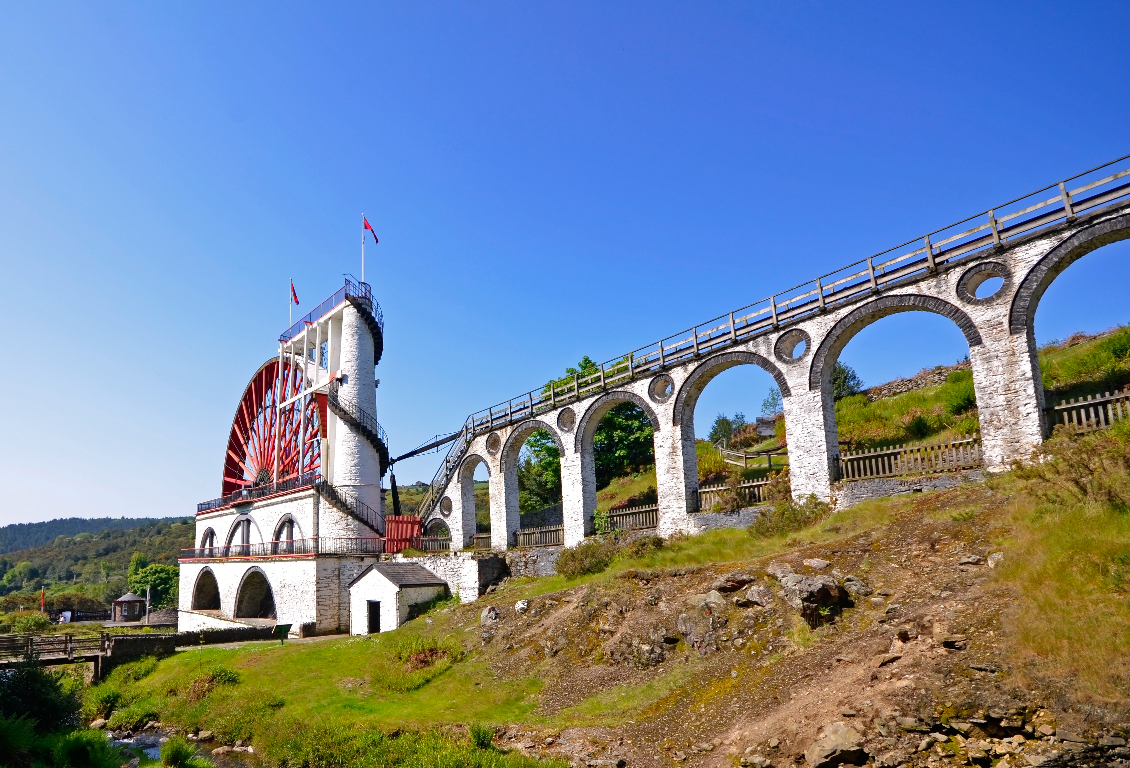 Laxey vandhjul og viadukt seværdighed på Isle of Man under klar himmel