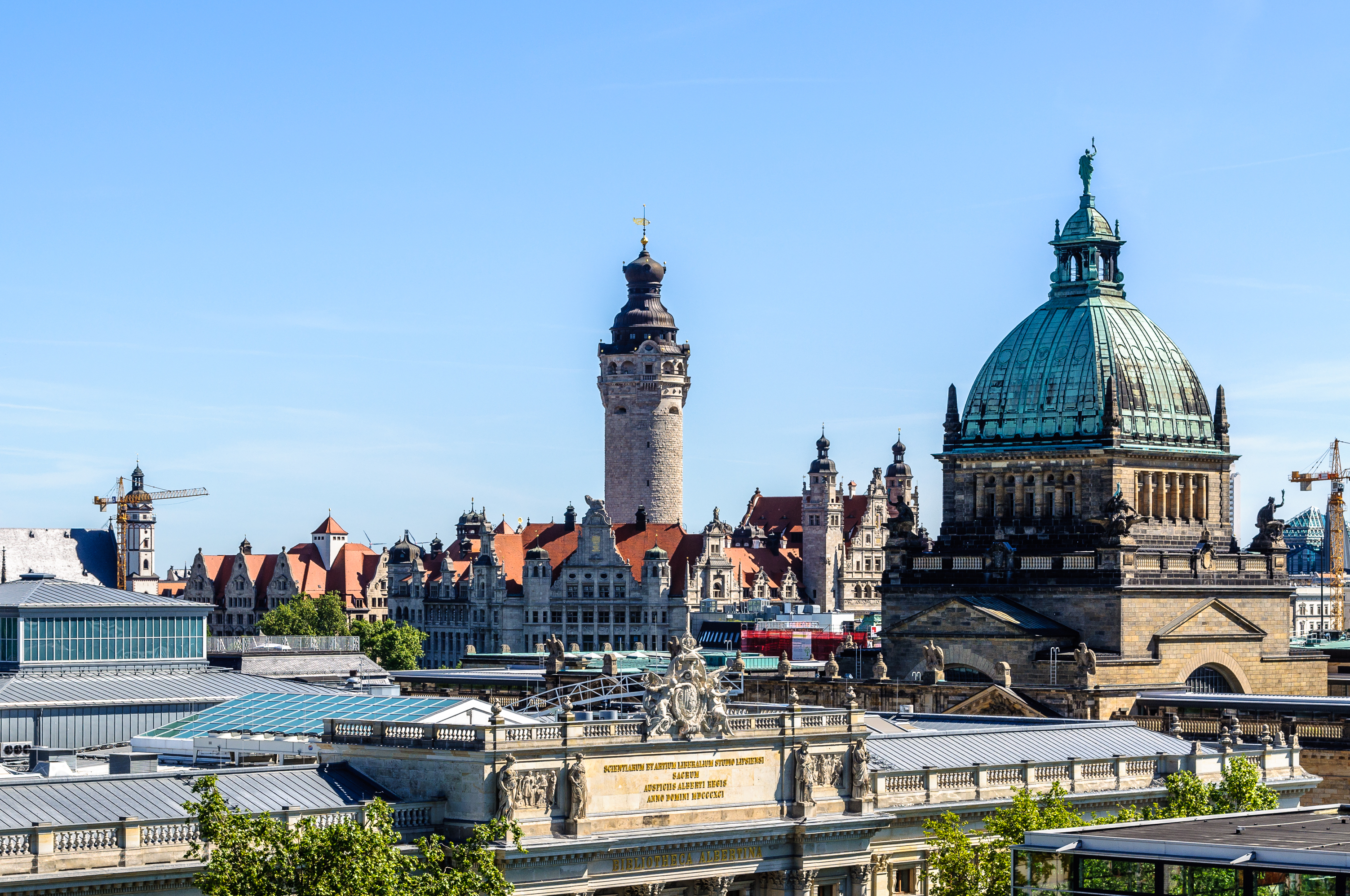 Panoramaudsigt over Leipzig med historisk rådhusarkitektur og byens vartegn