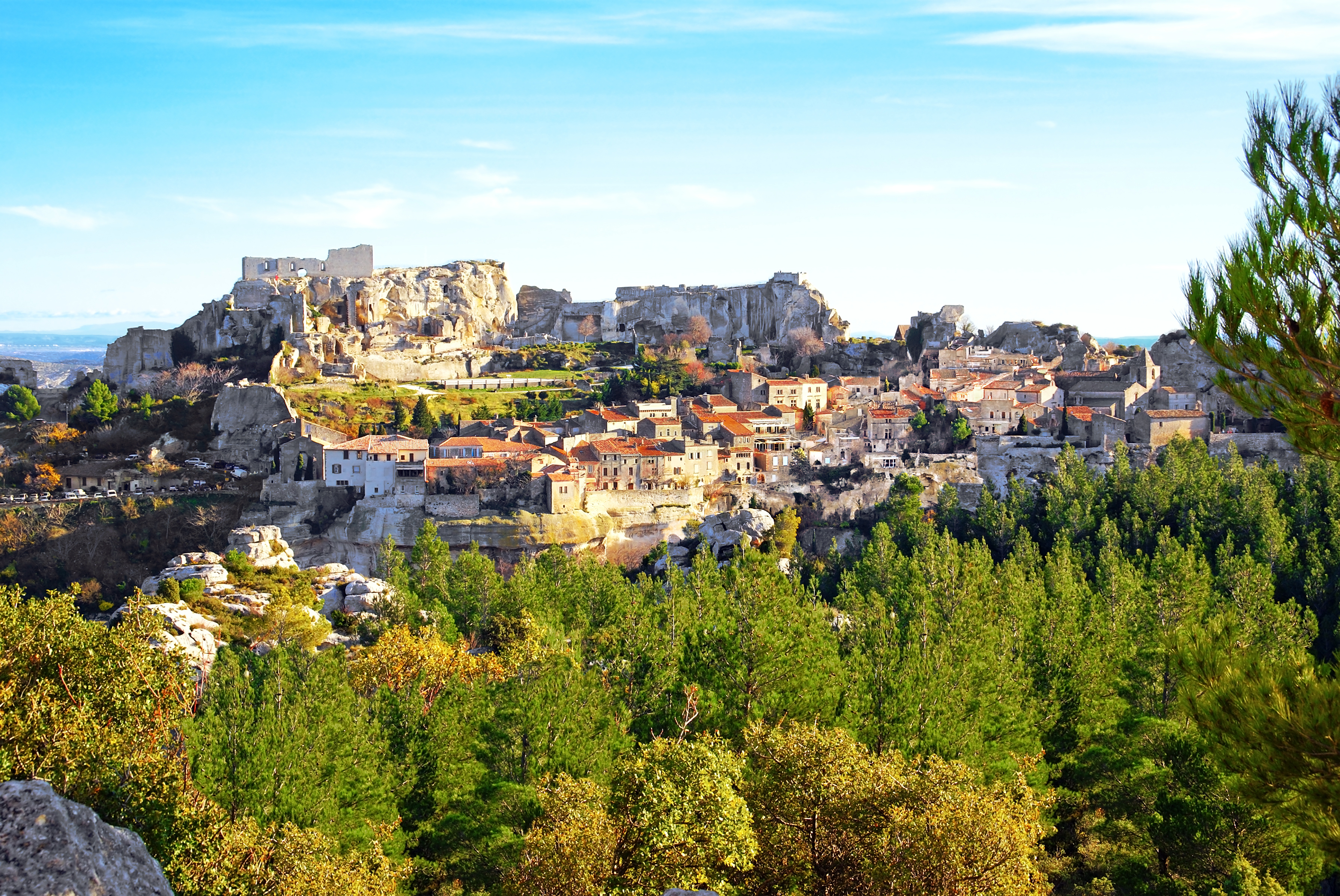Smuk panoramaudsigt over den historiske landsby Les Baux-de-Provence i Provence, Frankrig, med ruiner af middelalderborg og traditionelle huse