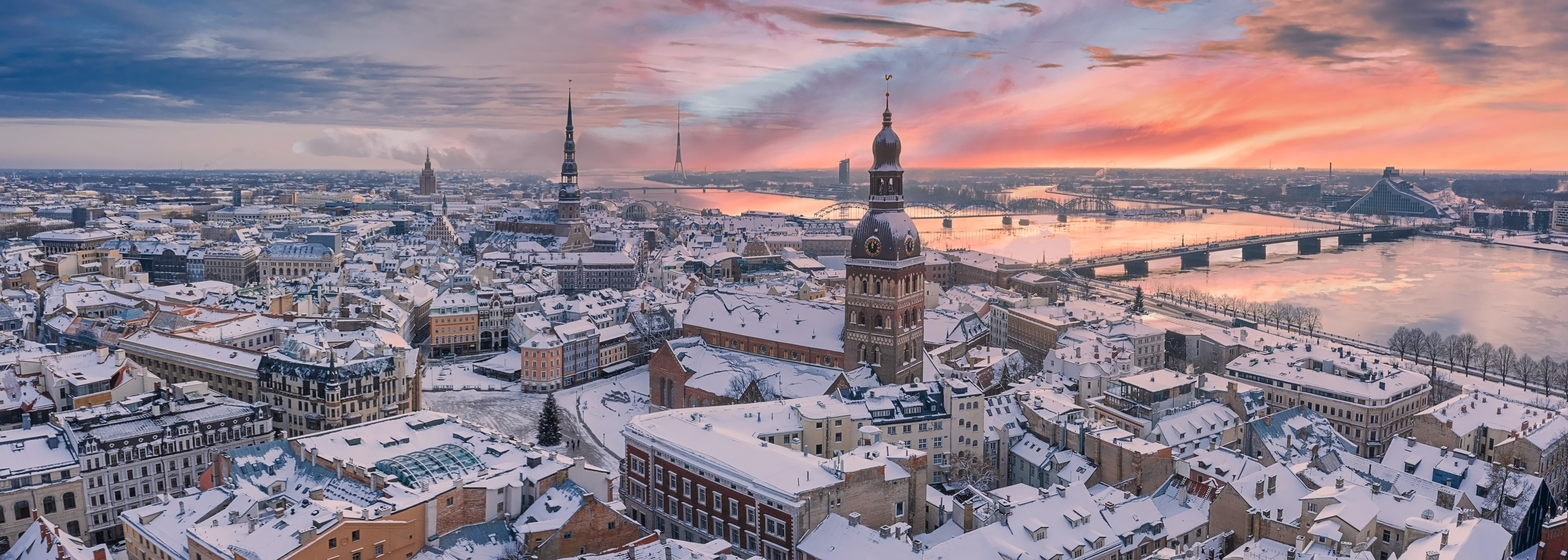Rejse til Riga i Letland - vinterudsigt over den historiske gamle by med sne