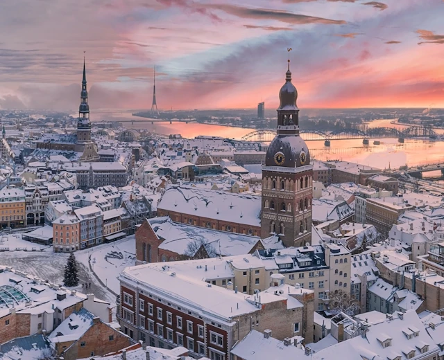 Rejse til Riga i Letland - vinterudsigt over den historiske gamle by med sne