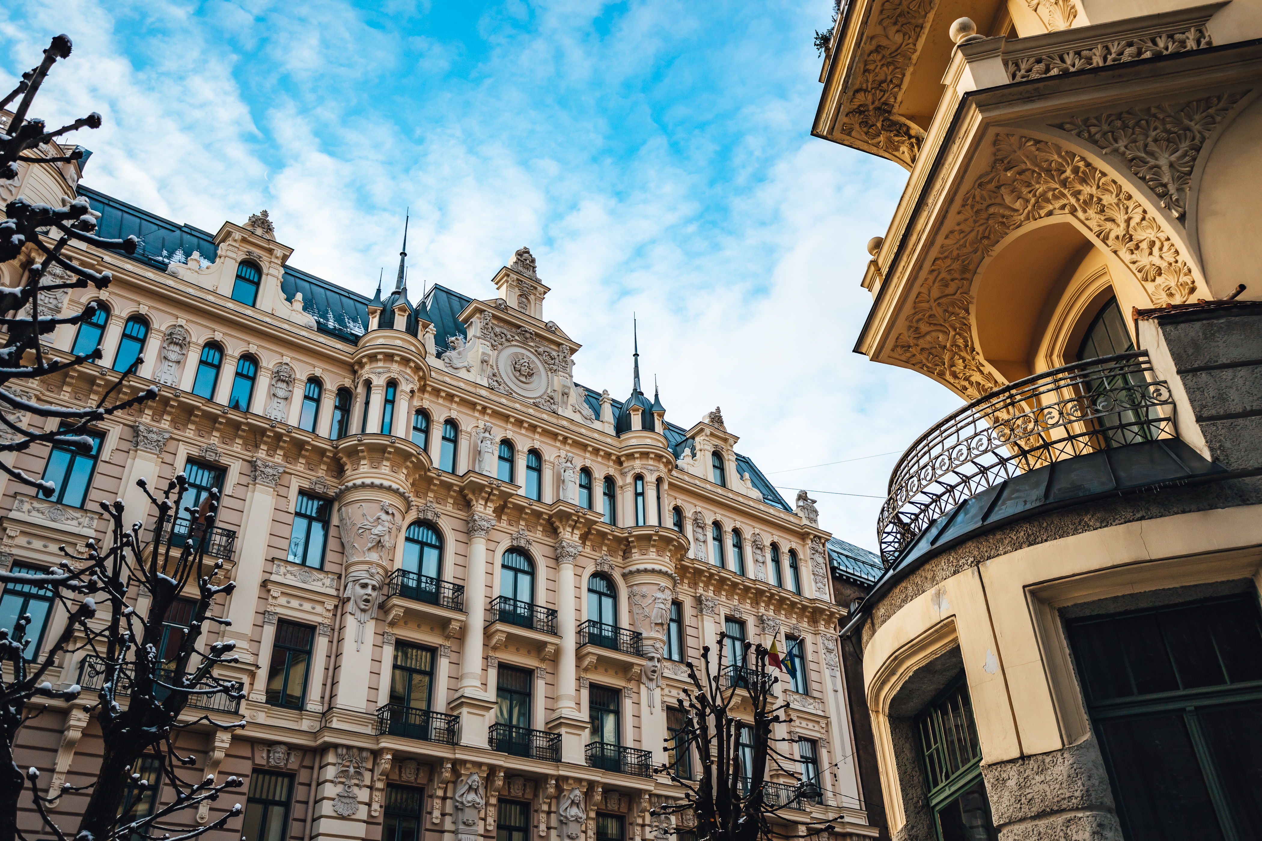 Kunstnerisk Art Nouveau-facade med skulpturelle detaljer på bygning i Riga, hovedstaden i Letland