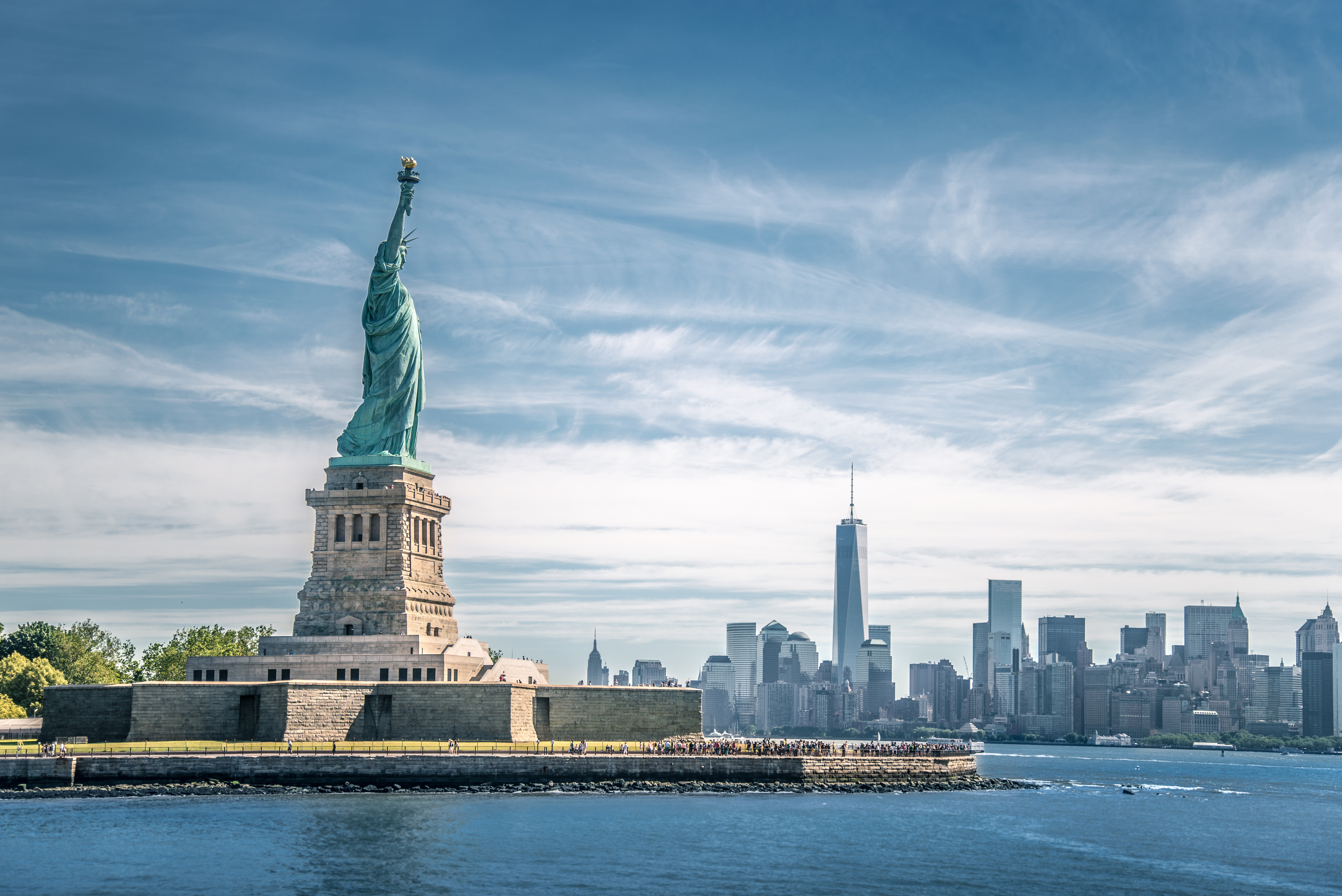 Frihedsgudinden på Liberty Island med imponerende Manhattan panorama