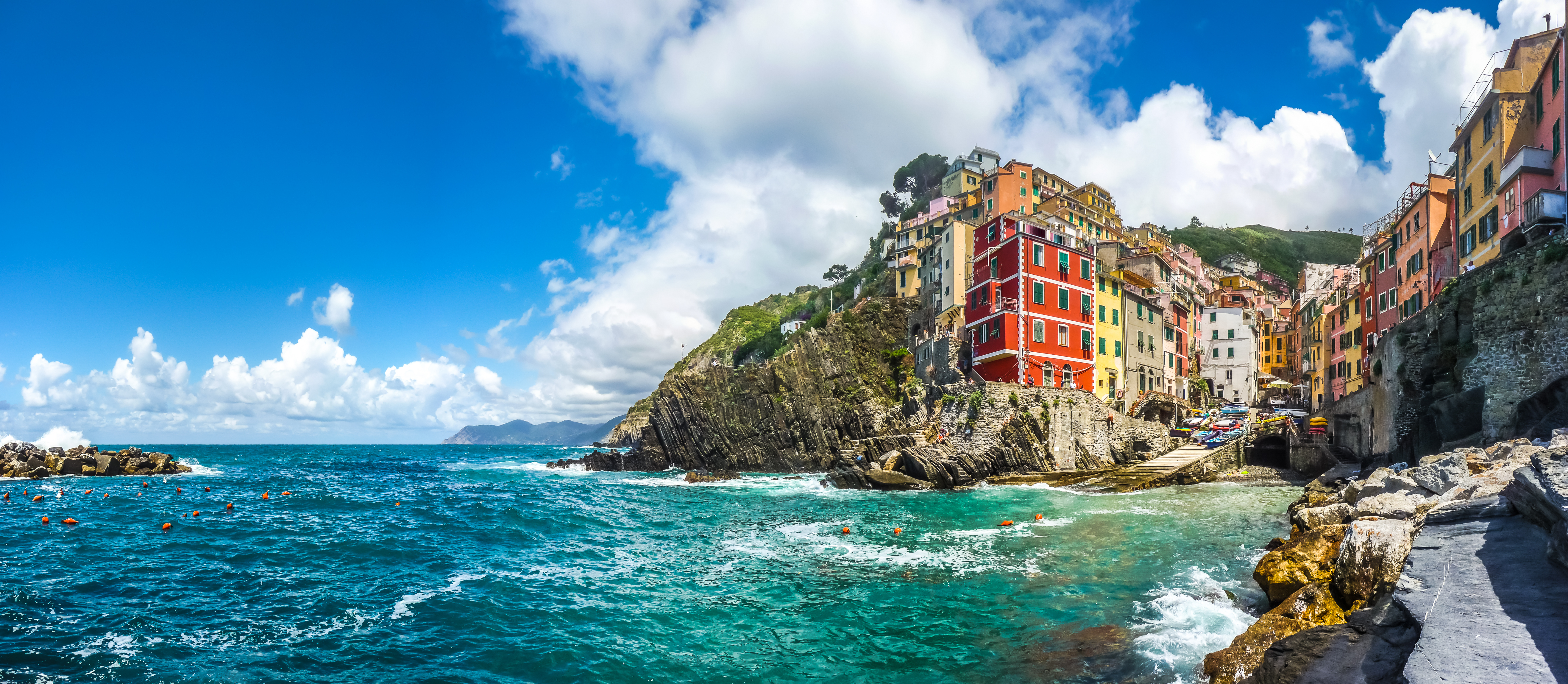 Spektakulær udsigt over farverige bygninger i Liguria, Italien ved Middelhavet