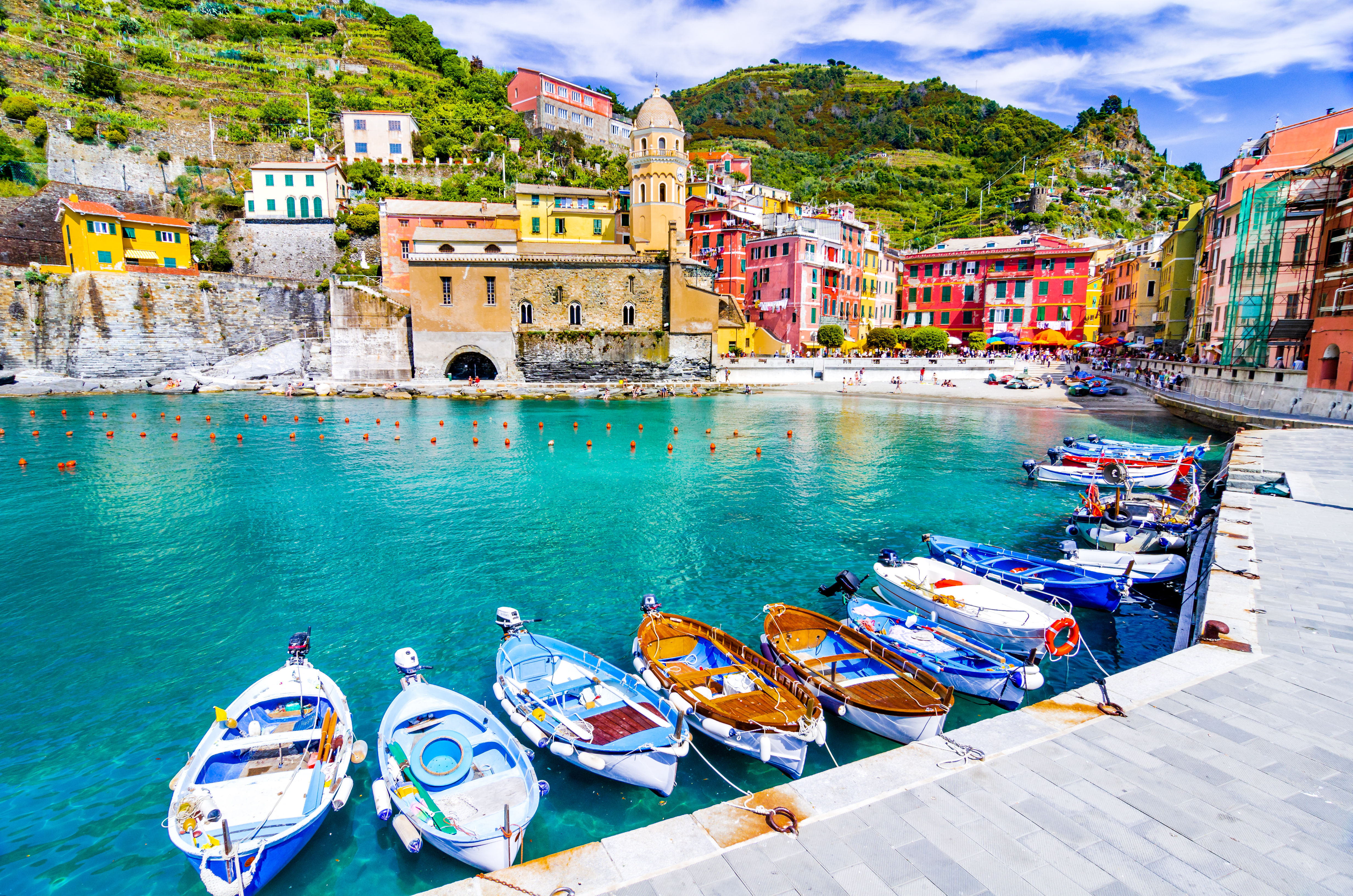 Vernazza havn med traditionelle både og historiske bygninger, Ligurien