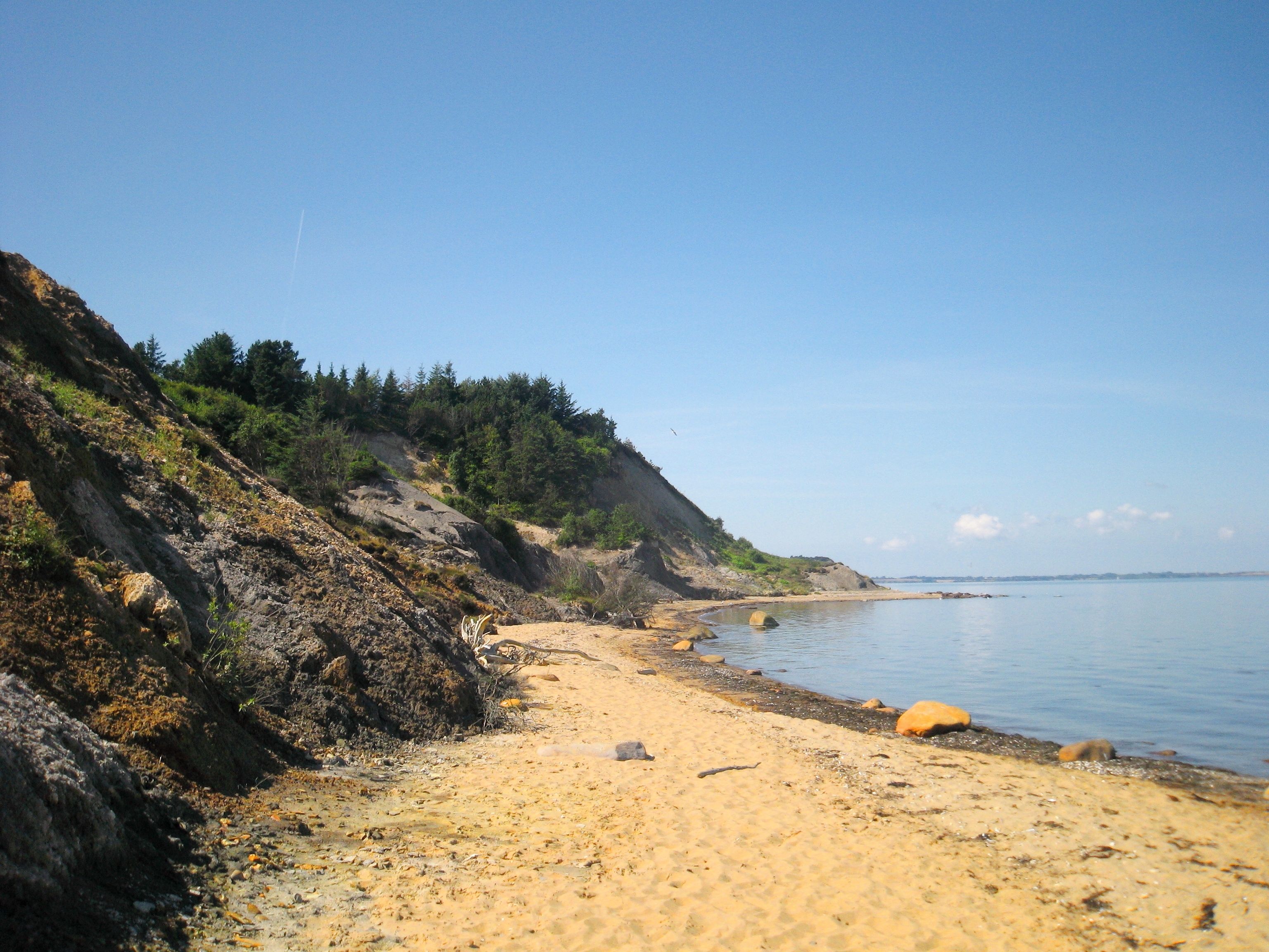 Uberørt kystlinje med markante klinter og sandstrand på Fur Ø i Limfjorden Danmark